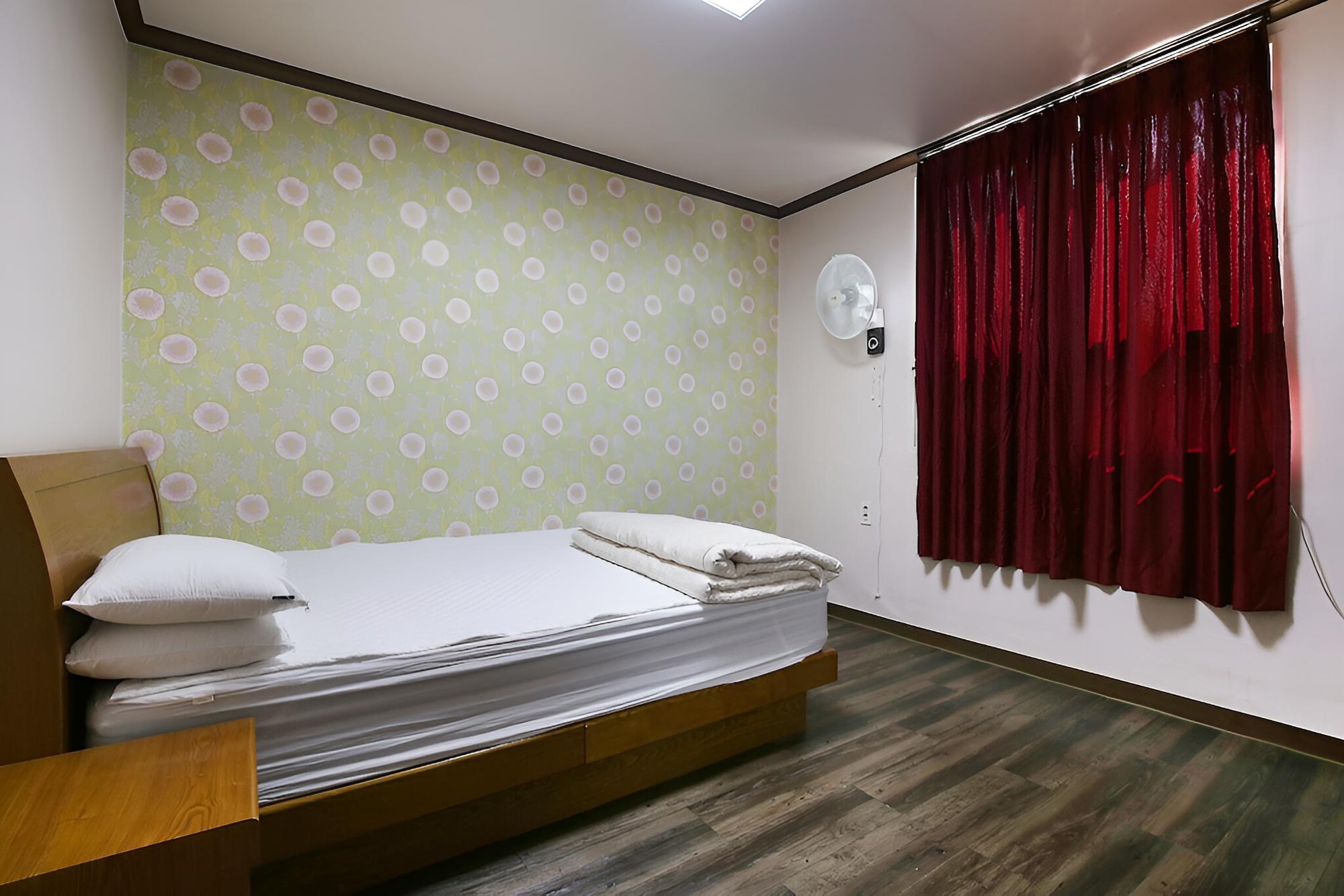 Nonsan Hwangje Motel
