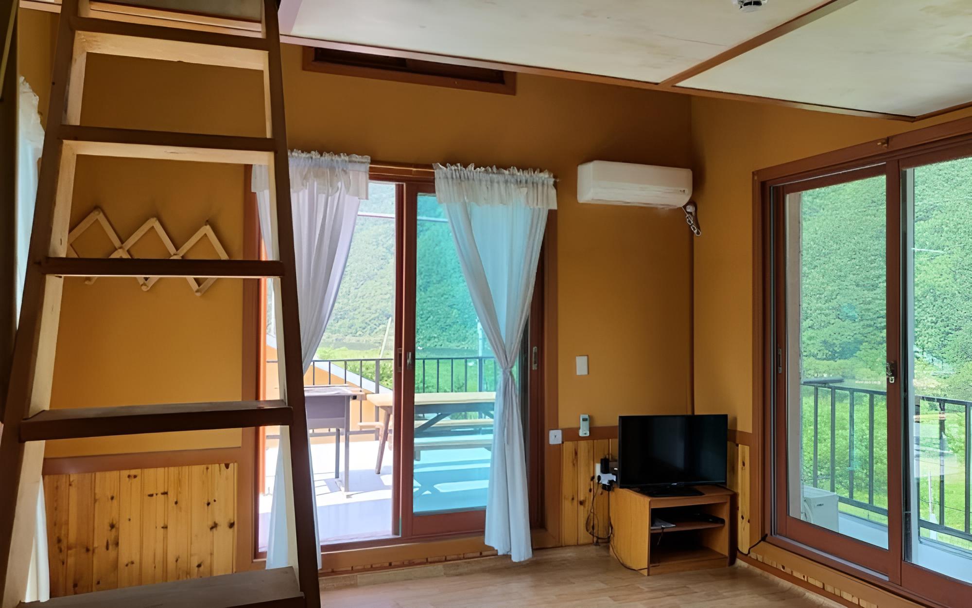 Yeongwol Donggang Close Pension