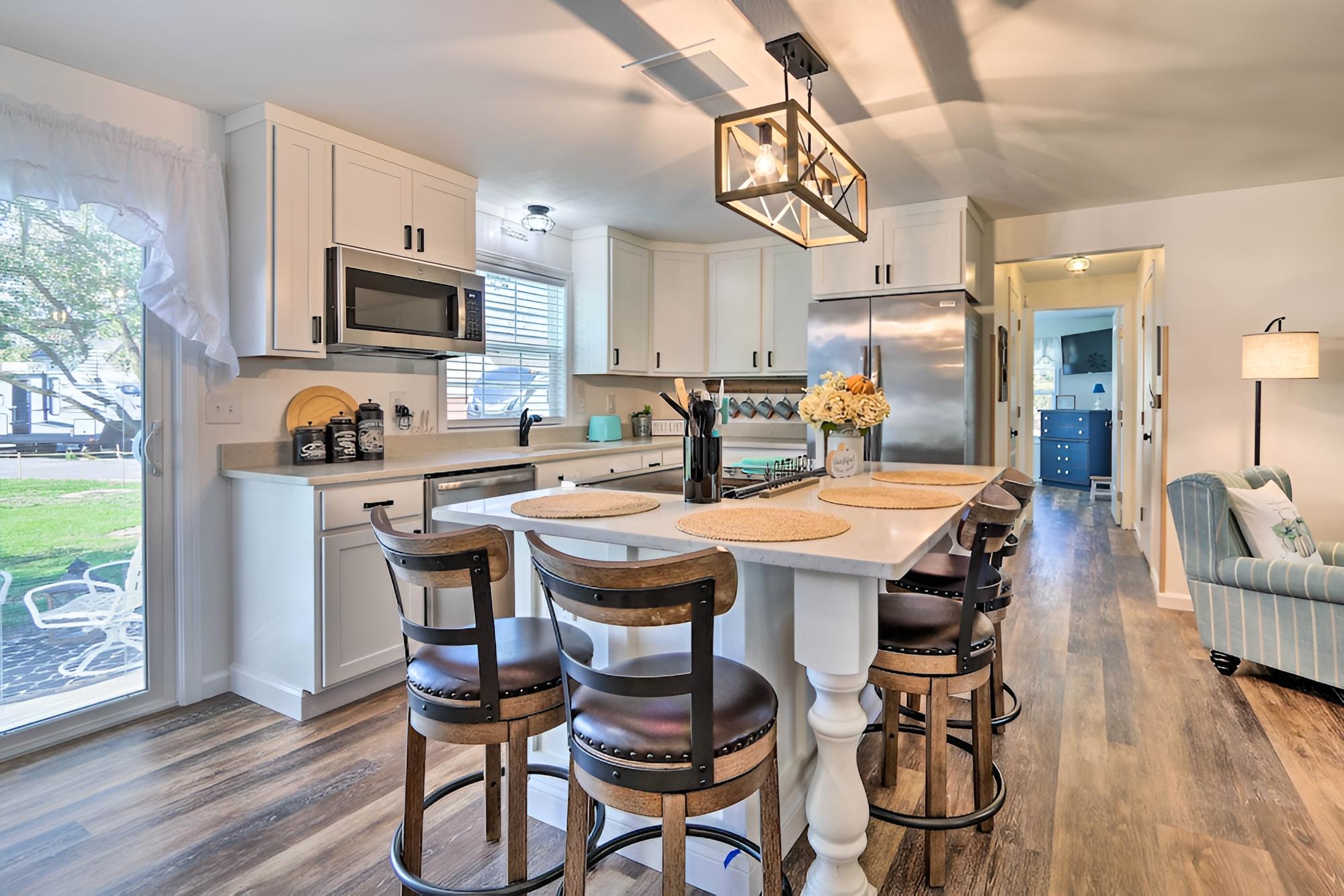 Warm + Cozy Buckeye Lake Home: Yard + Patios!