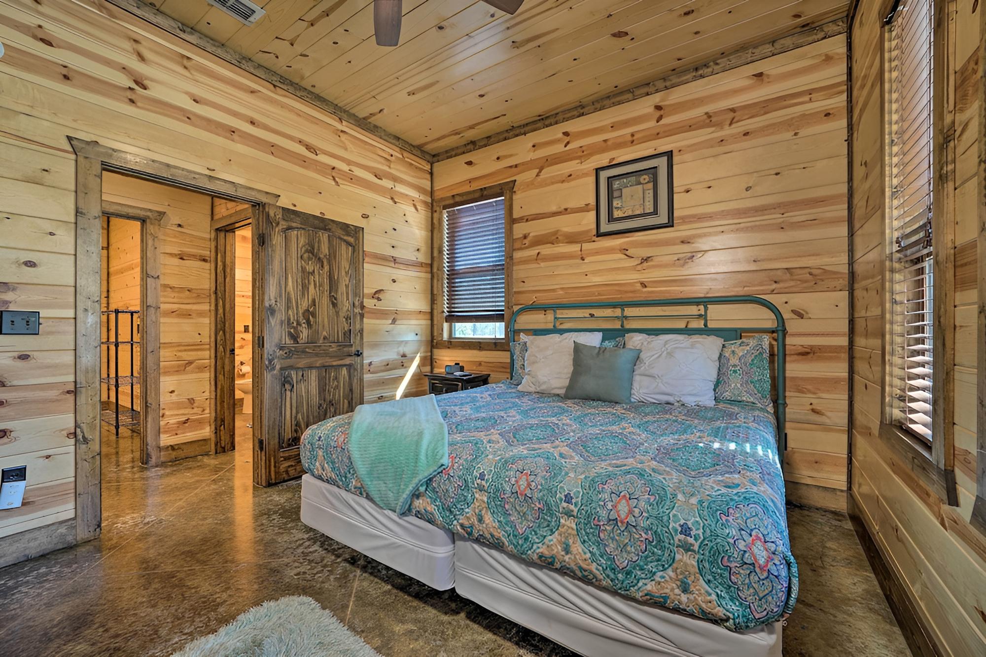 Broken Bow Cabin w/ Hot Tub & Game Room!