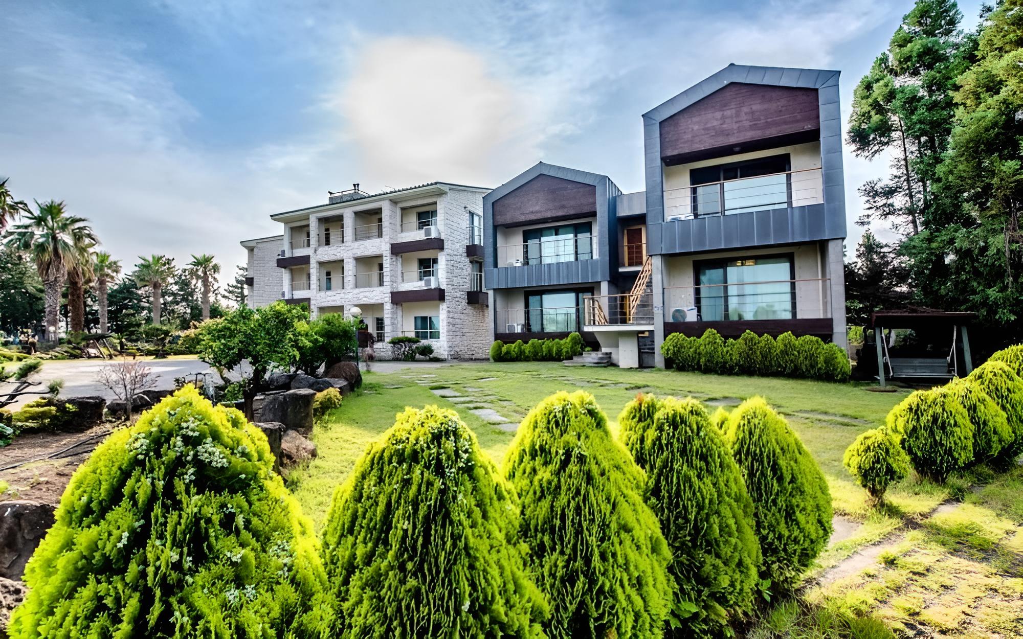 Seogwipo Jungmun Happy Sketch Pension