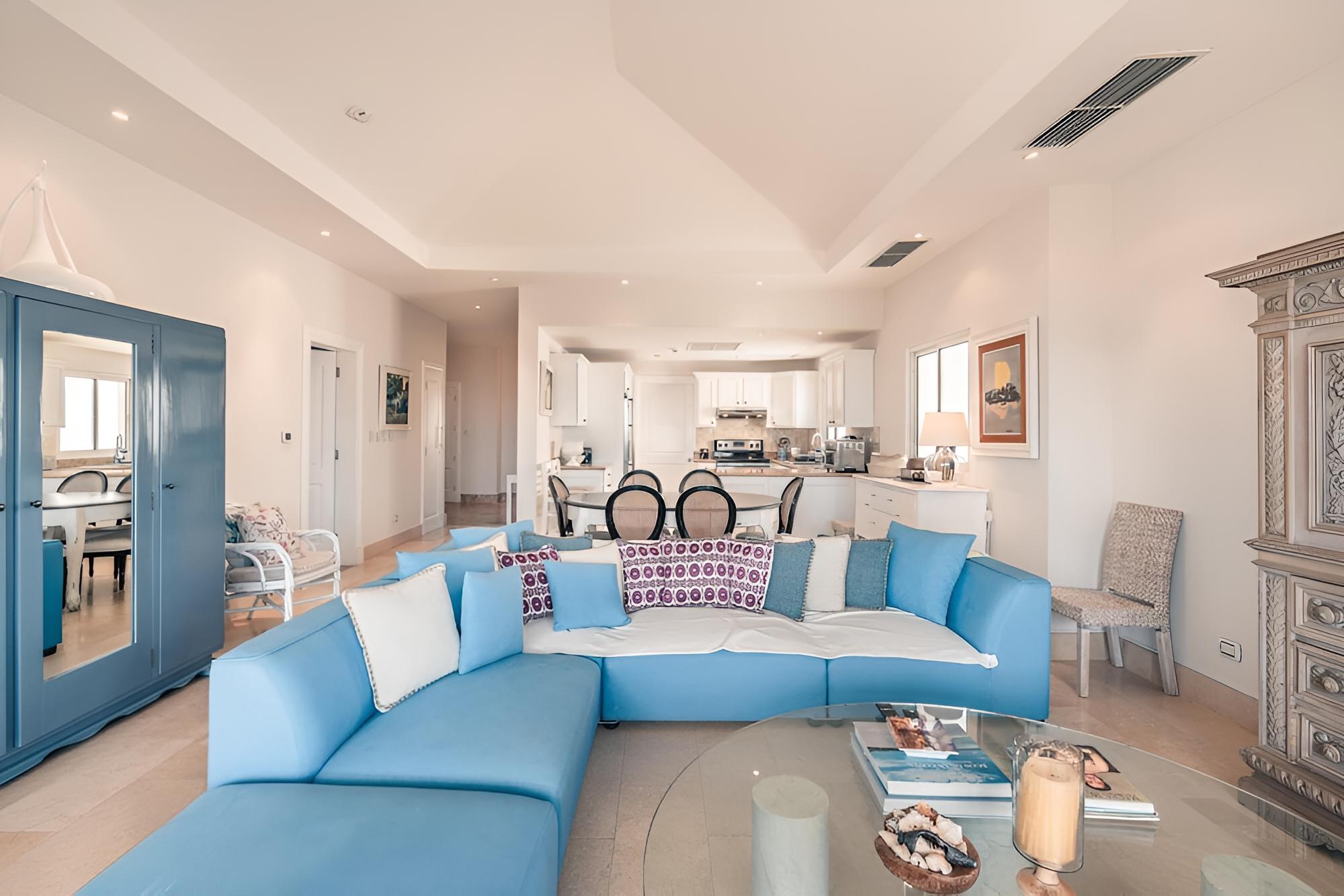 Open and Bright Beachfront Apt at Aquamarina F34