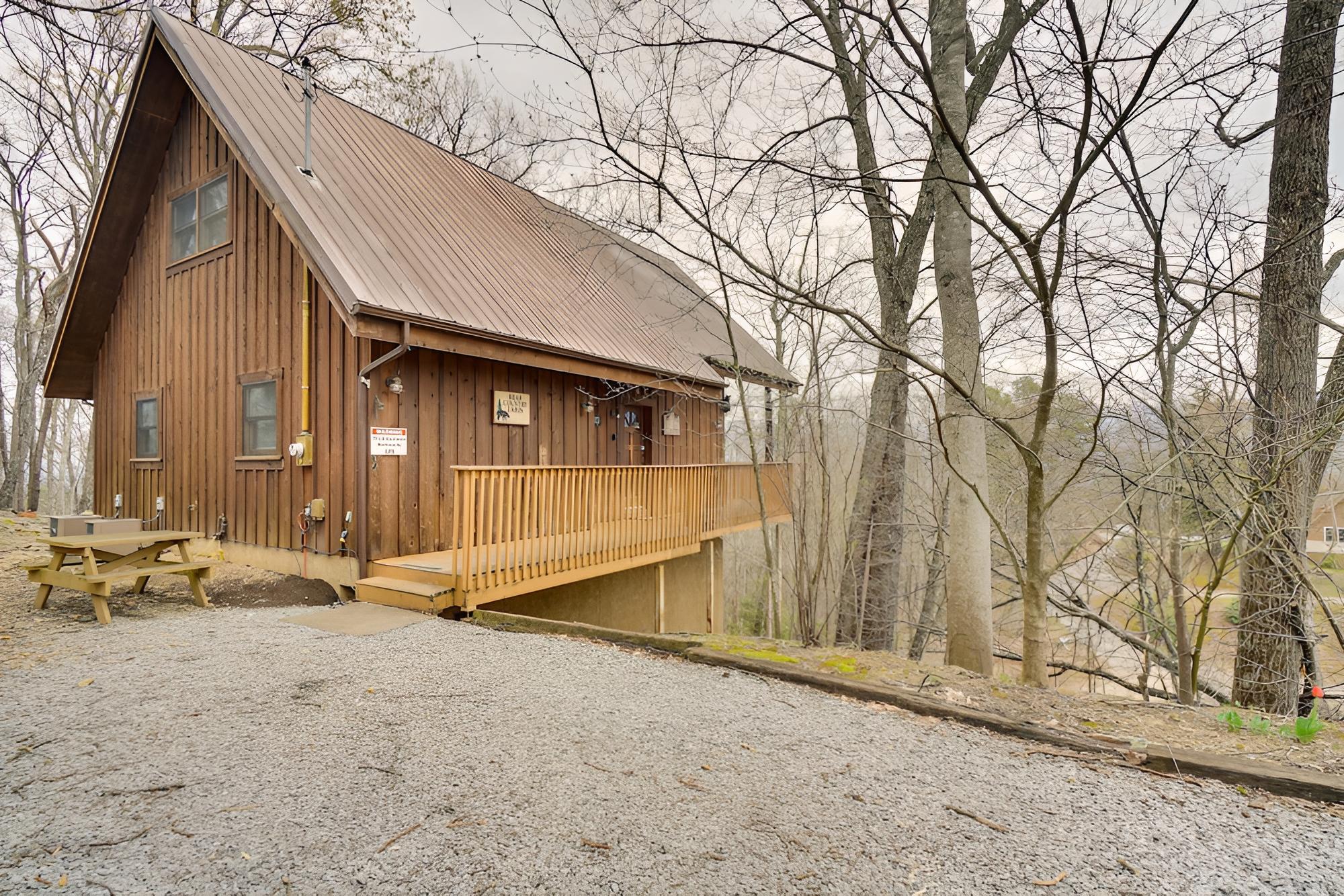 Gatlinburg Cabin: Hot Tub & Loft w/ Games!