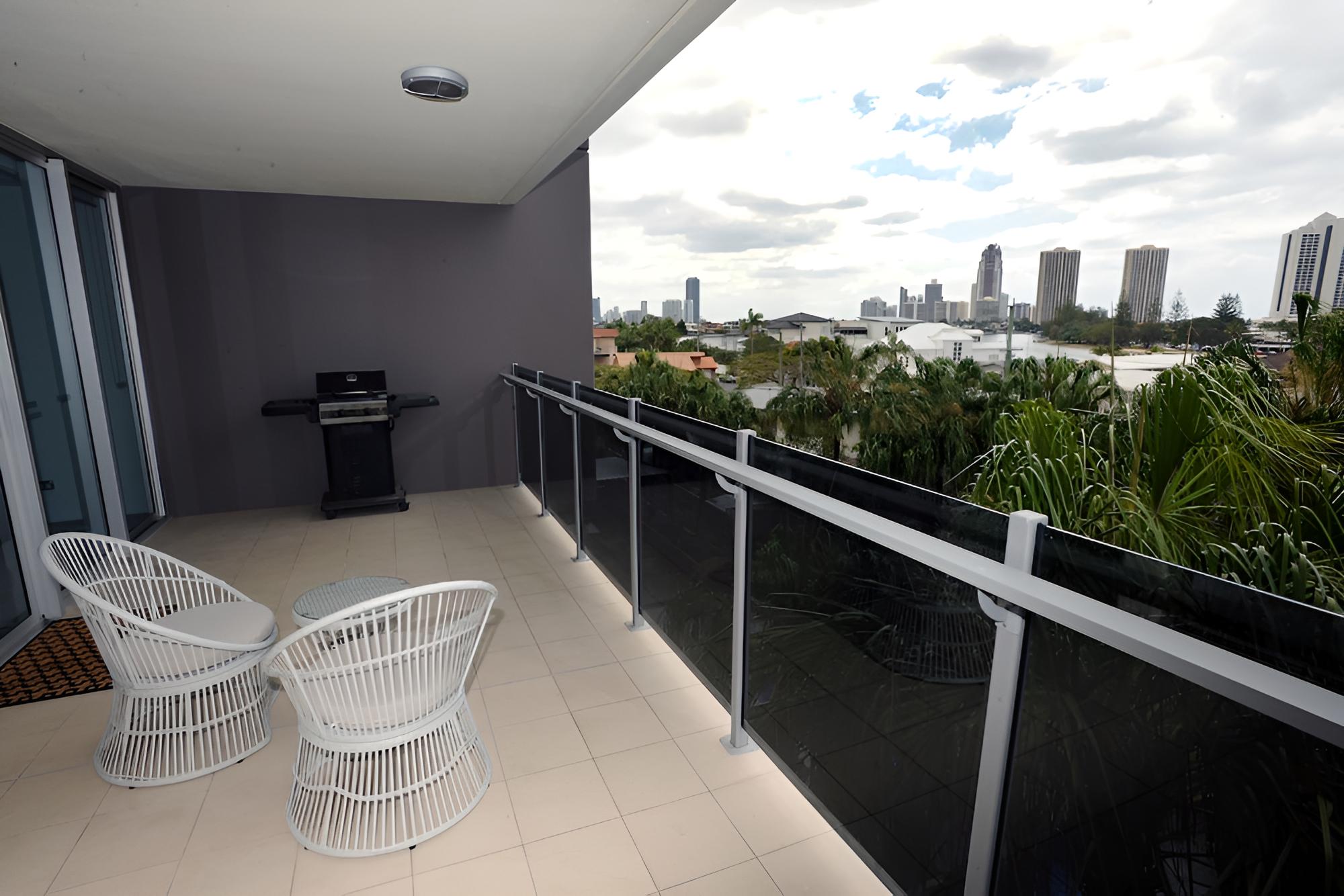 Surfers Paradise Suite with Pool and Spa