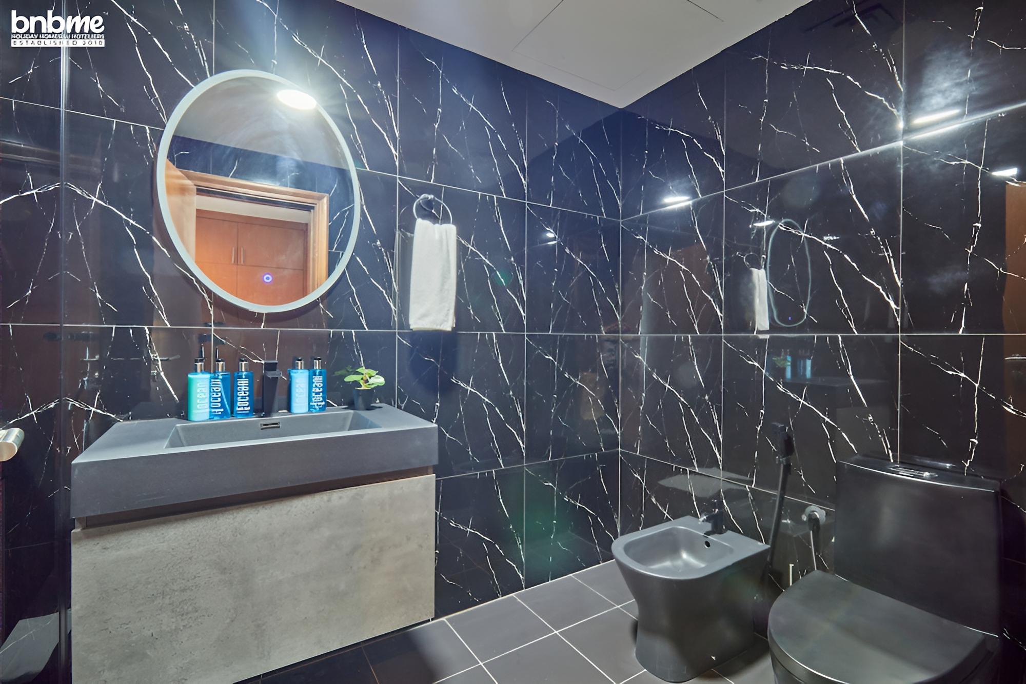 3B Lakepoint Tower 3701 by bnbme homes