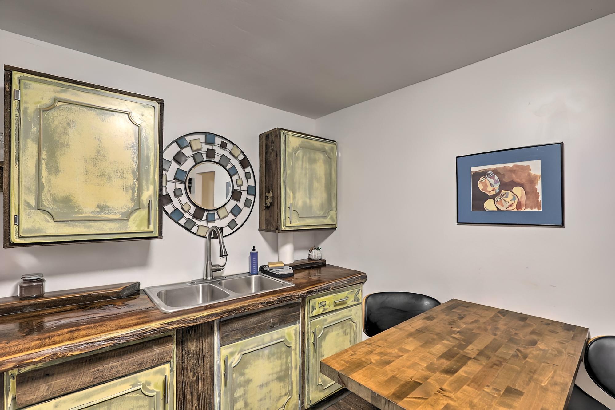 Burnsville Apt w/ River View - 10 Mi to Hiking!