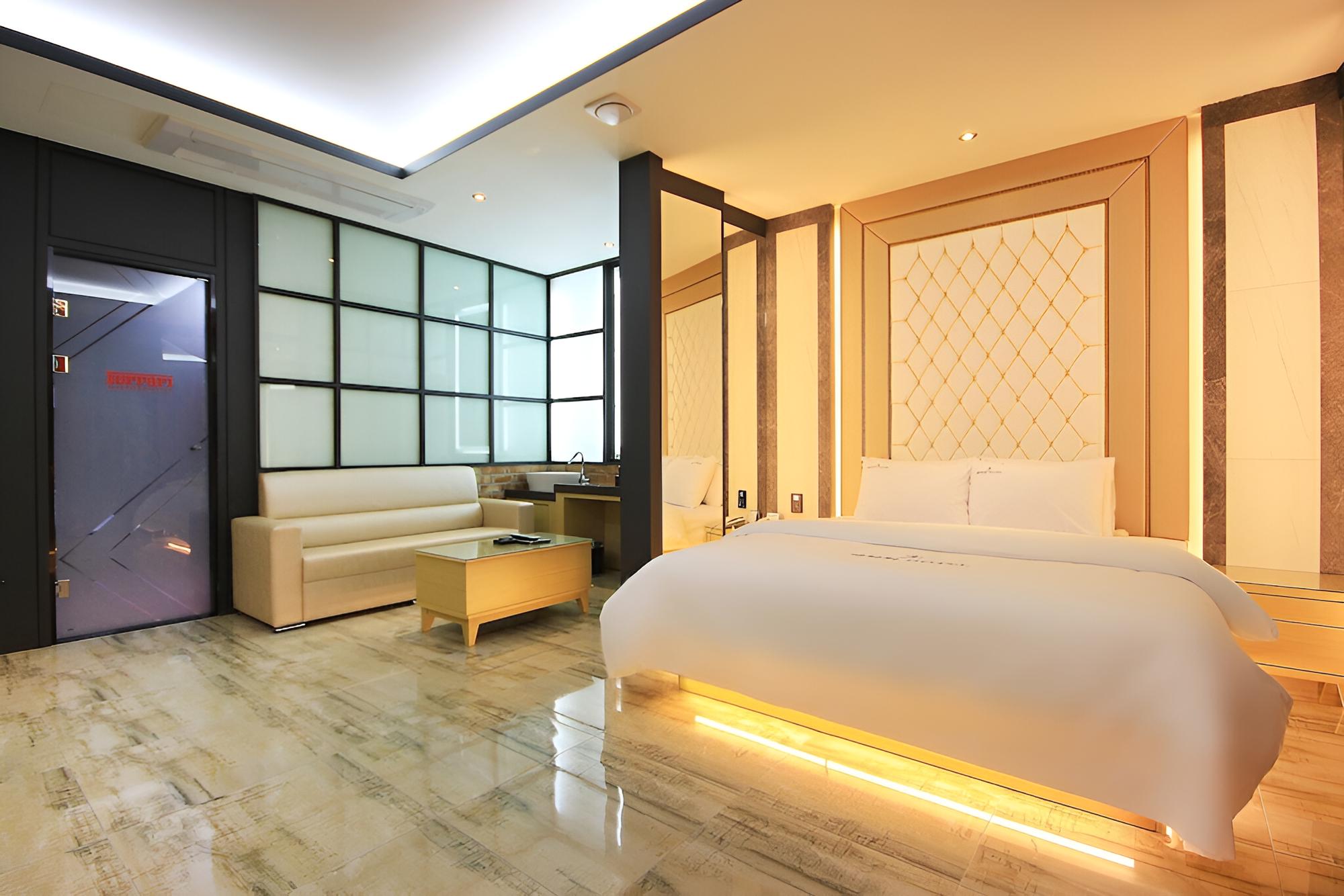 Gwangju Cheomdan Ferrari Hotel view 3