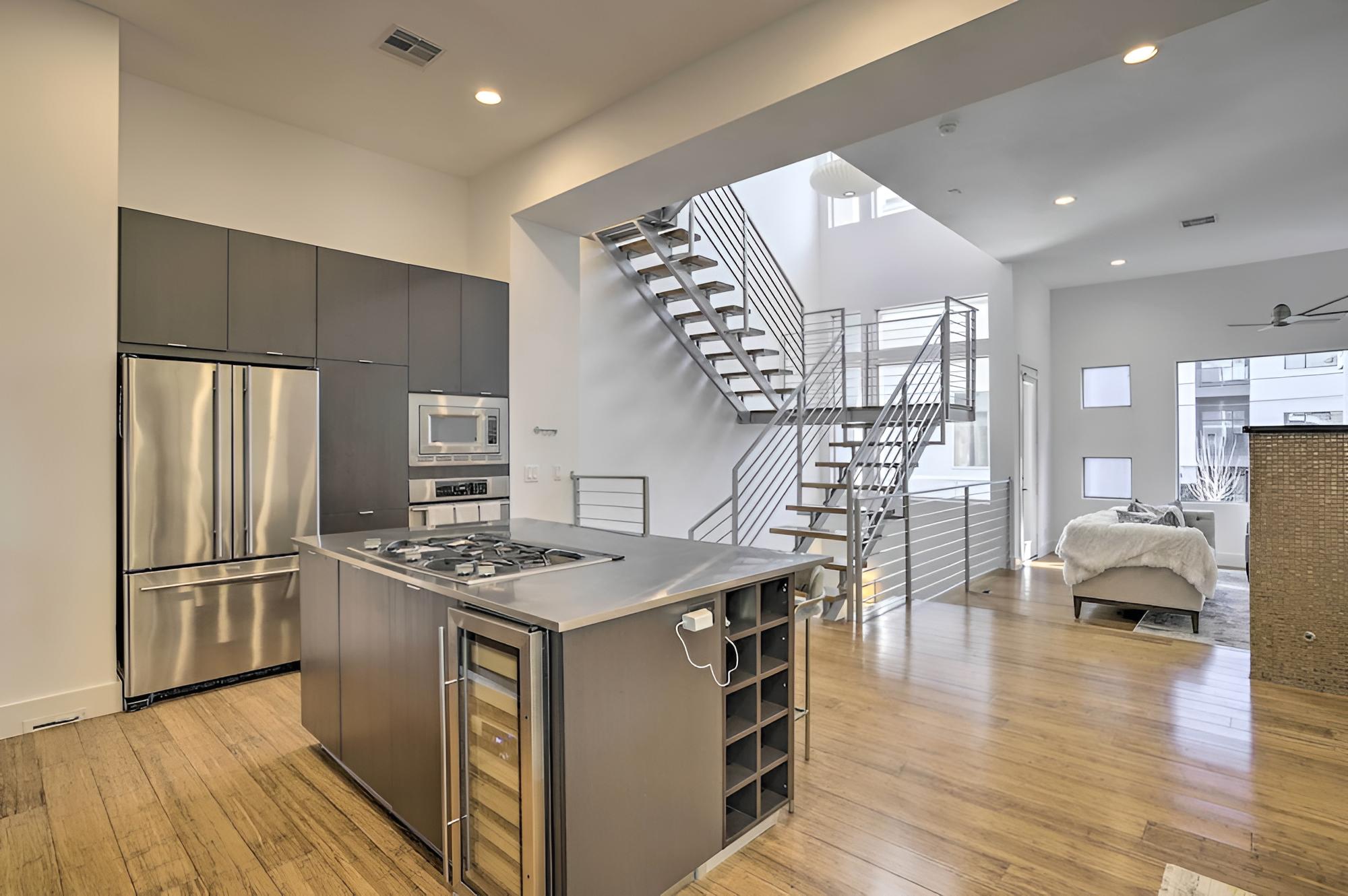 Central Houston Townhome ~ 1 Mi to Downtown!