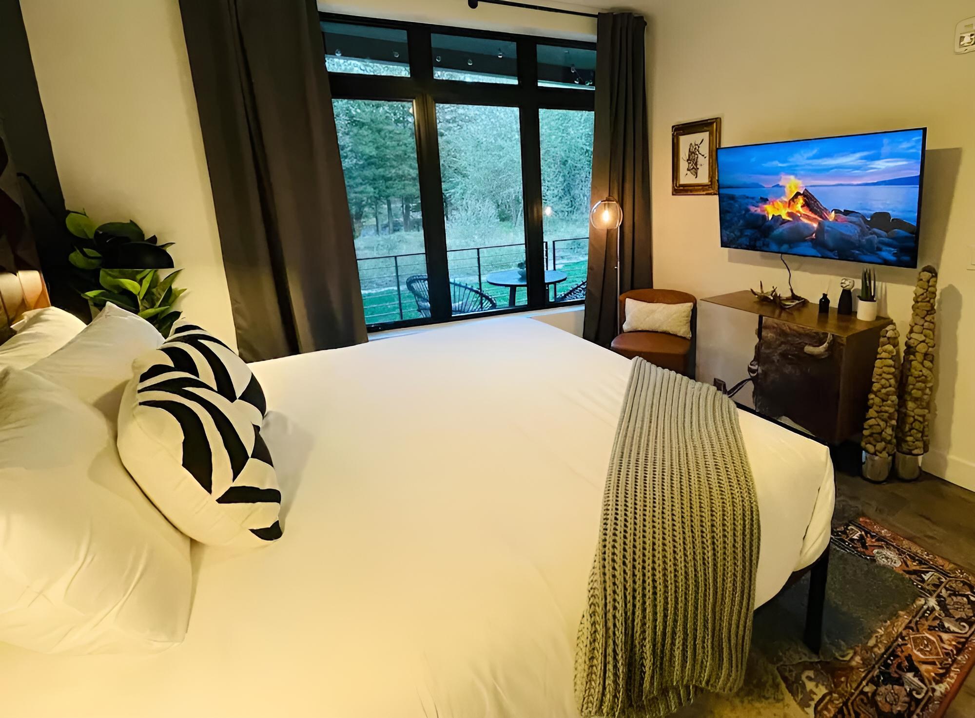 New Luxury Condo River View Sounds Patio Hot Tub, Bilde 4