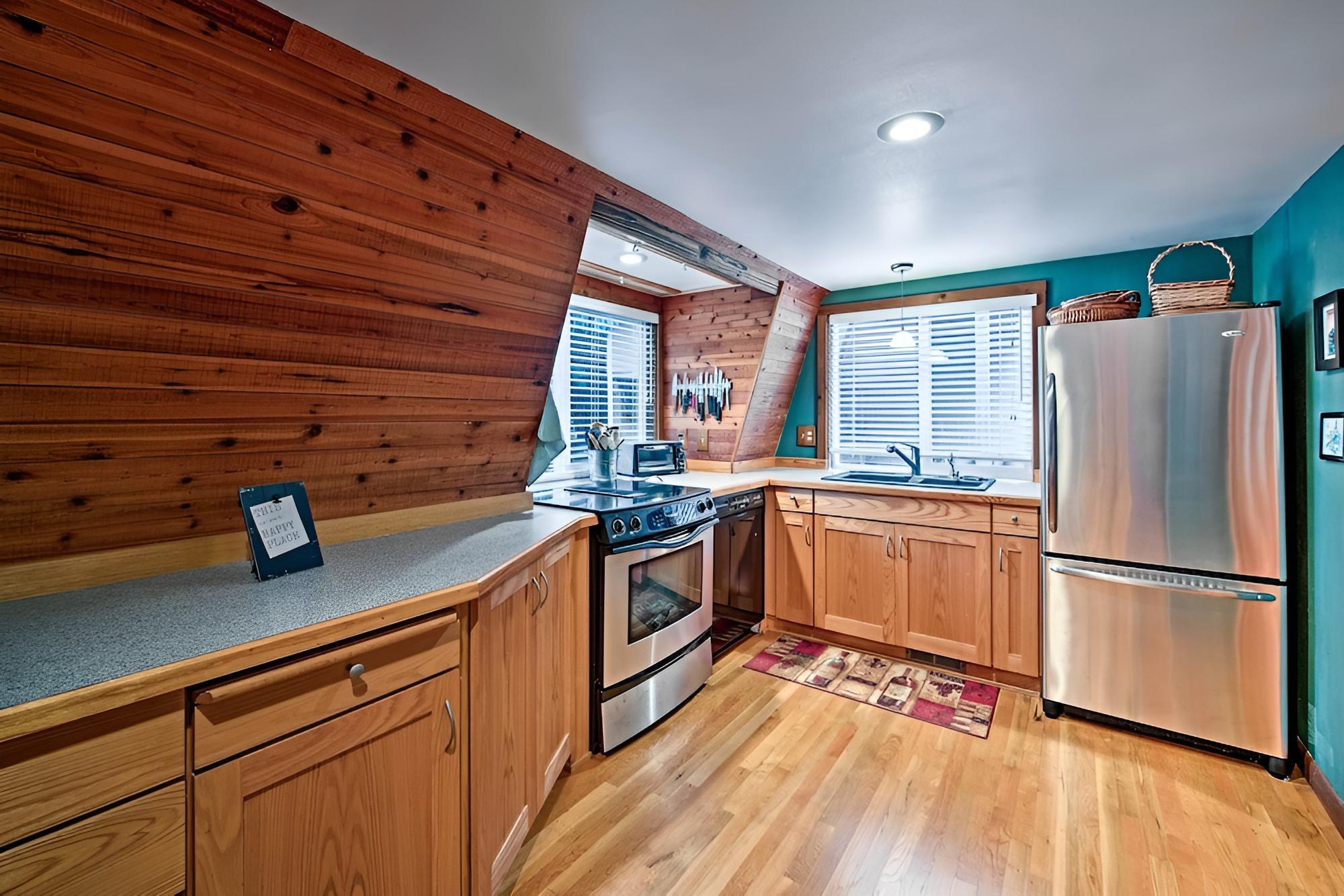 Riverfront Gold Bar Cabin w/ Hot Tub & Mtn Views!