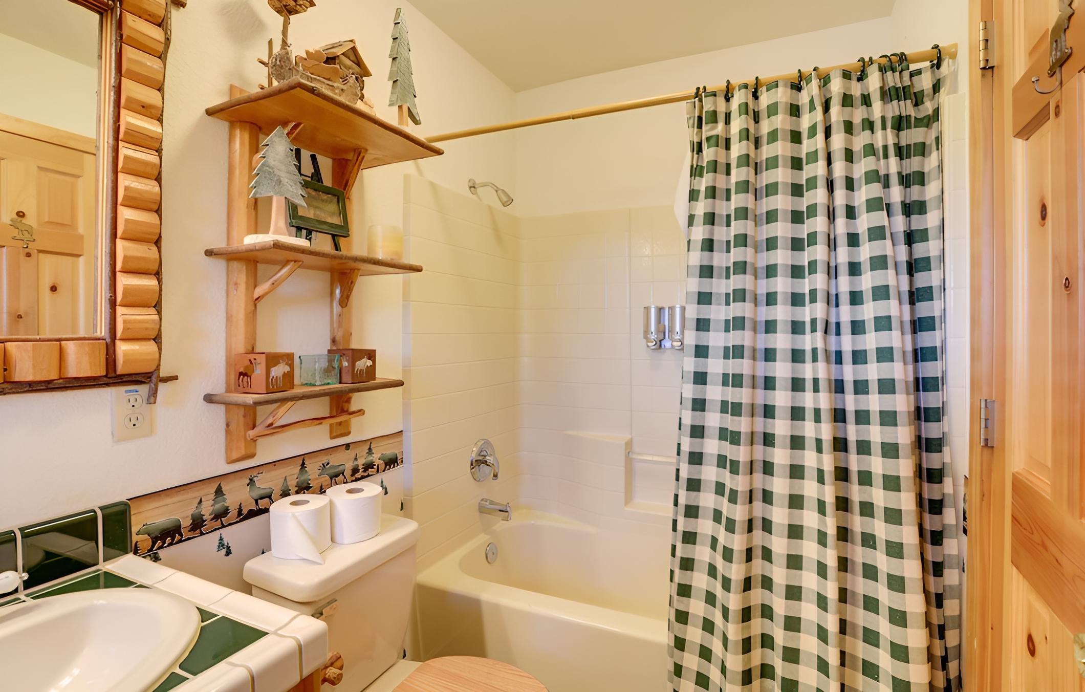 Rustic Log Cabin in Big Bear Lake ~ 4 Mi to Water!