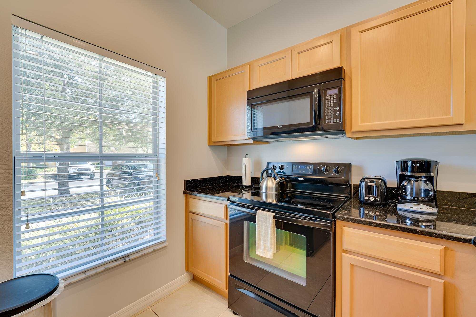 Kissimmee Townhome w/ Lanai: 4 Mi to Disney World!