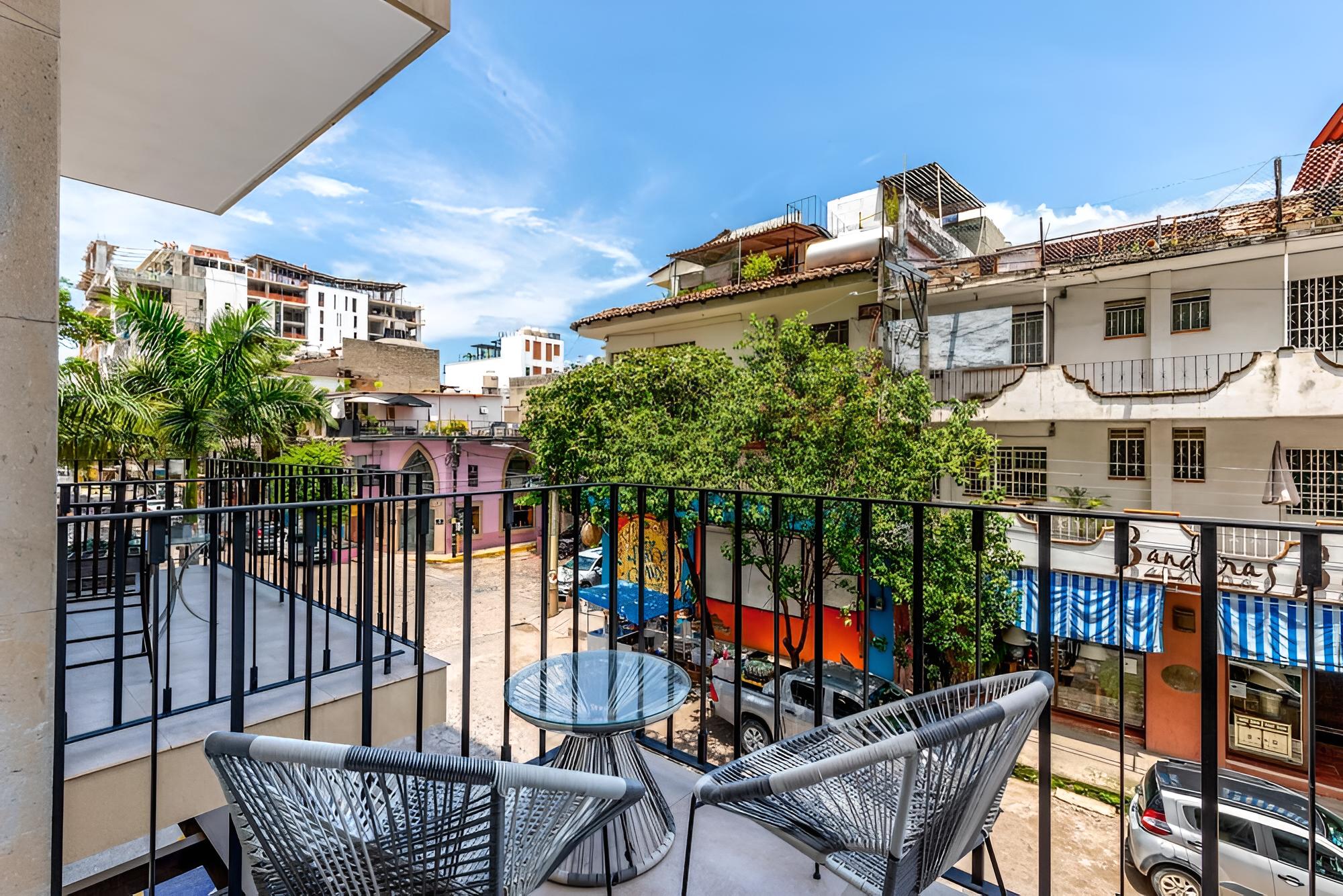 Best Location Middle of Romantic Zone 1 BD 2 BA - Amazing Zenith Building