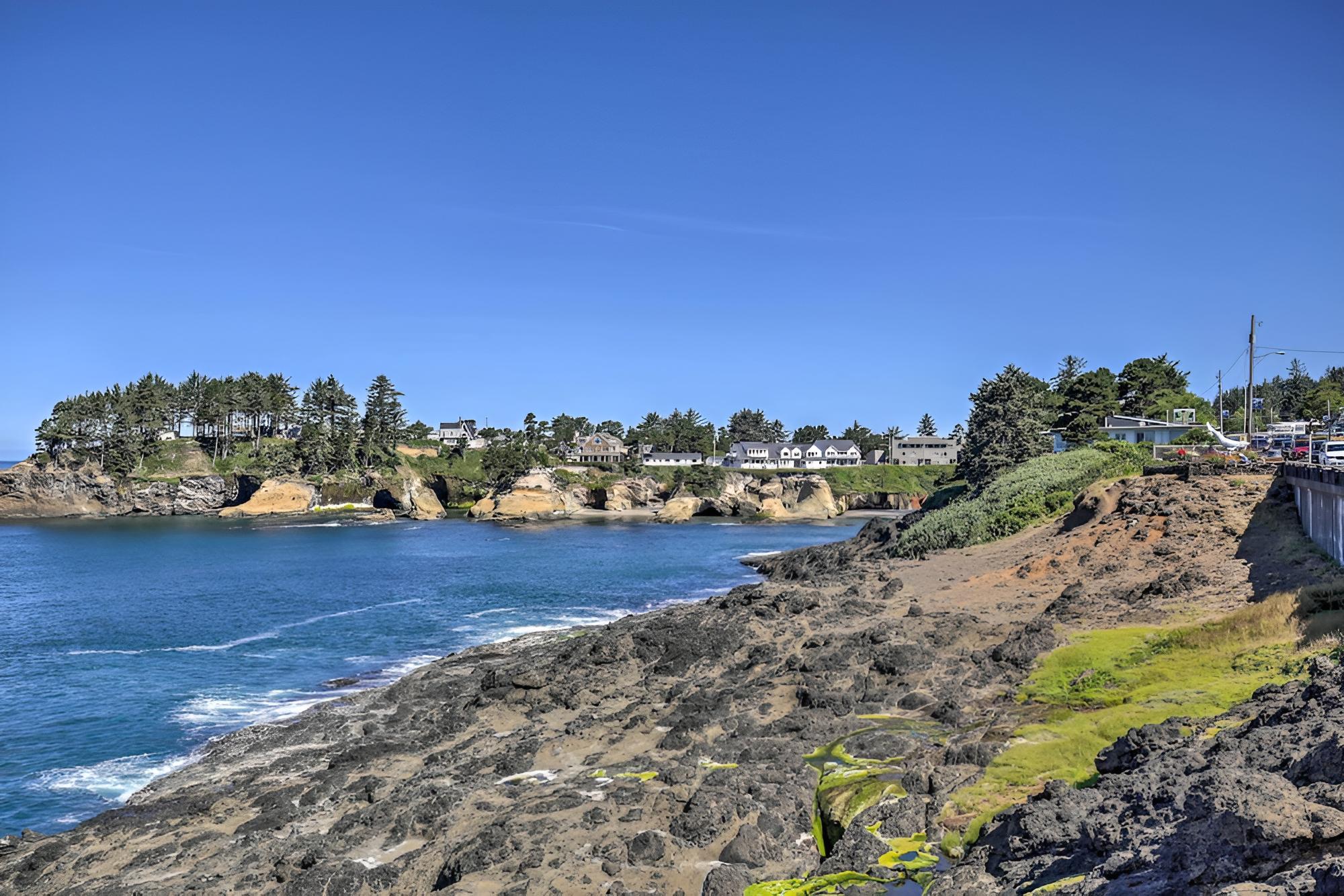 Cozy Depoe Bay Hideaway, Steps to Scenic View