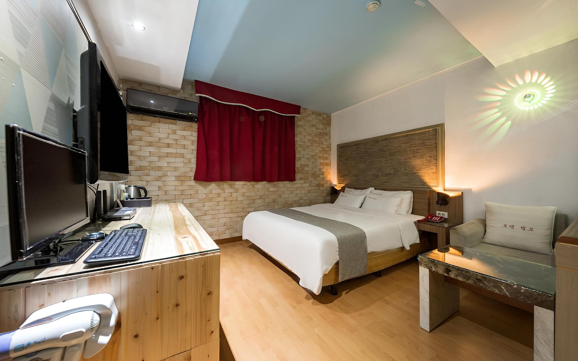 Gunsan Hotel Cello