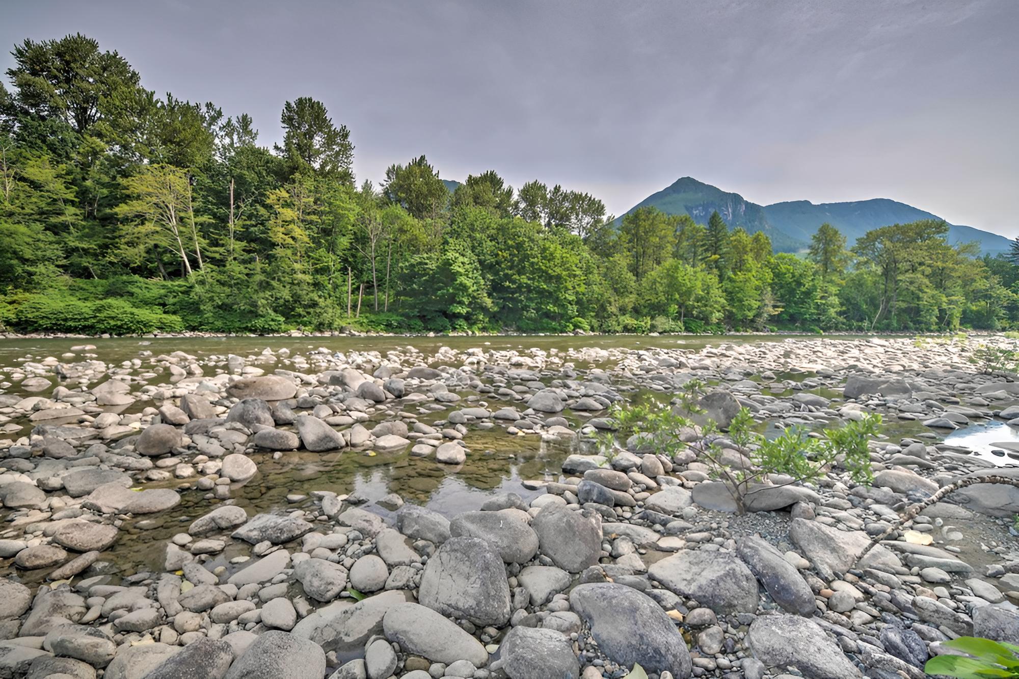 Riverfront Gold Bar Cabin w/ Hot Tub & Mtn Views!