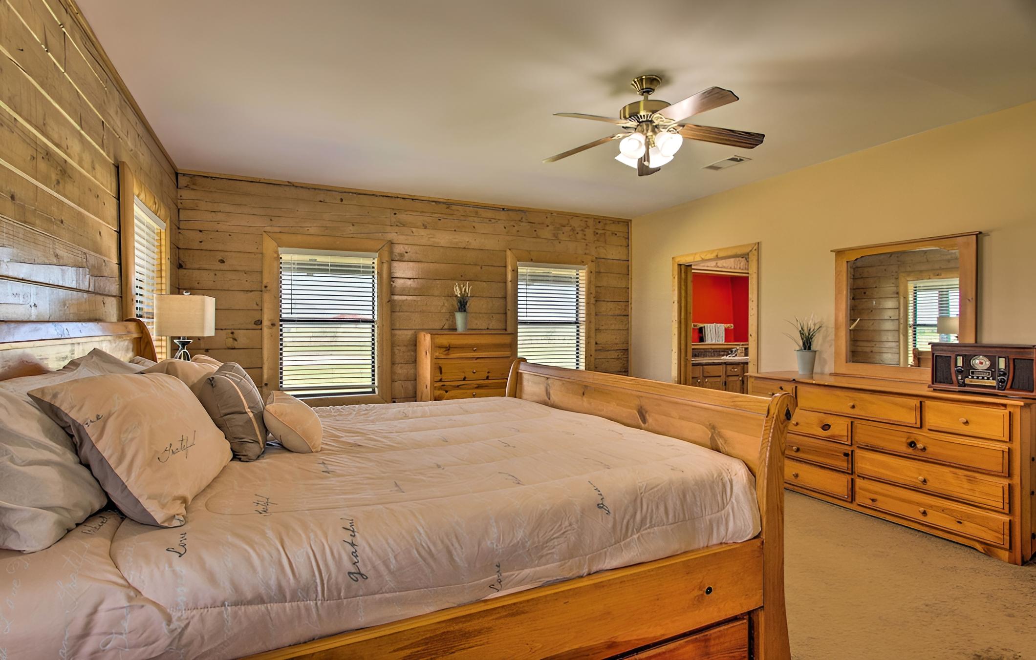 11-acre Log Cabin w/ Jungle Gym & Sand Volleyball