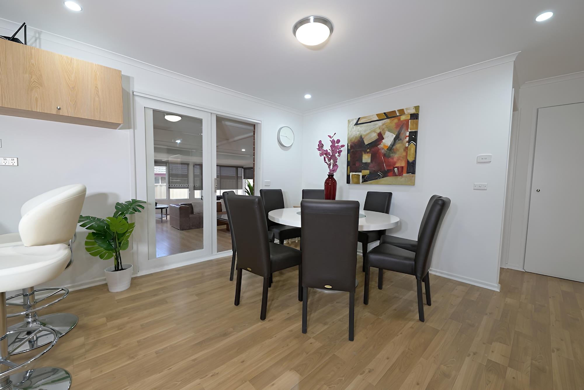 Hampton Park 4BDM Holiday Home Dandenong view 4