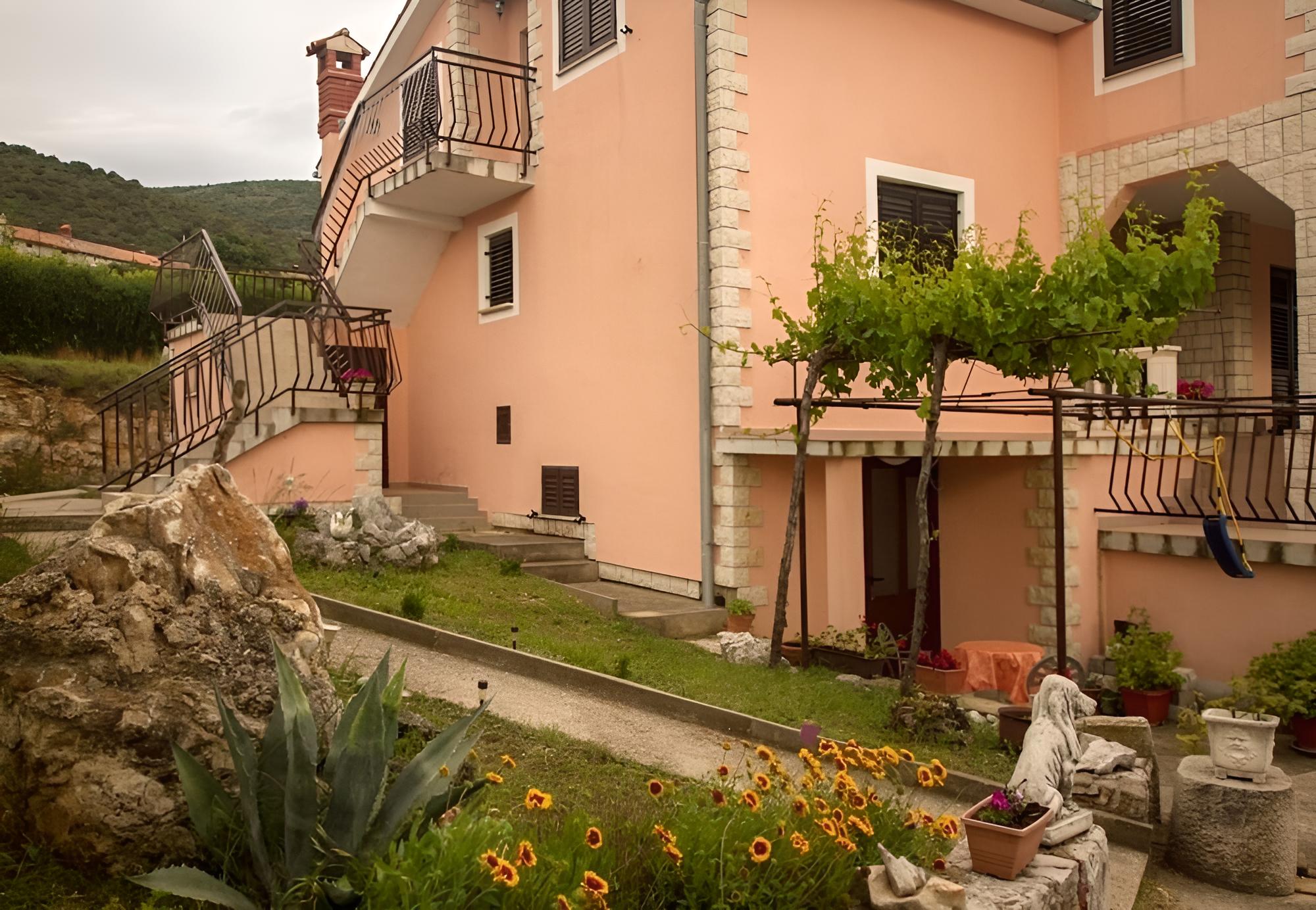 Rar - With Nice Garden - Ana view 5