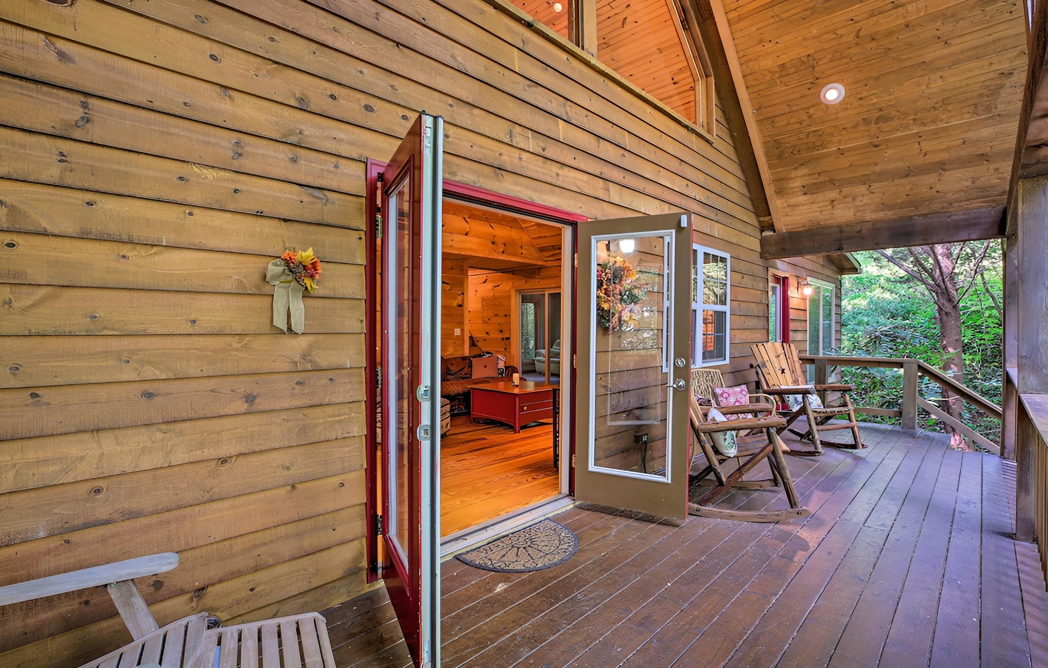 Cozy Cabin w/ Deck, Walk to Wildcat Creek & Dining