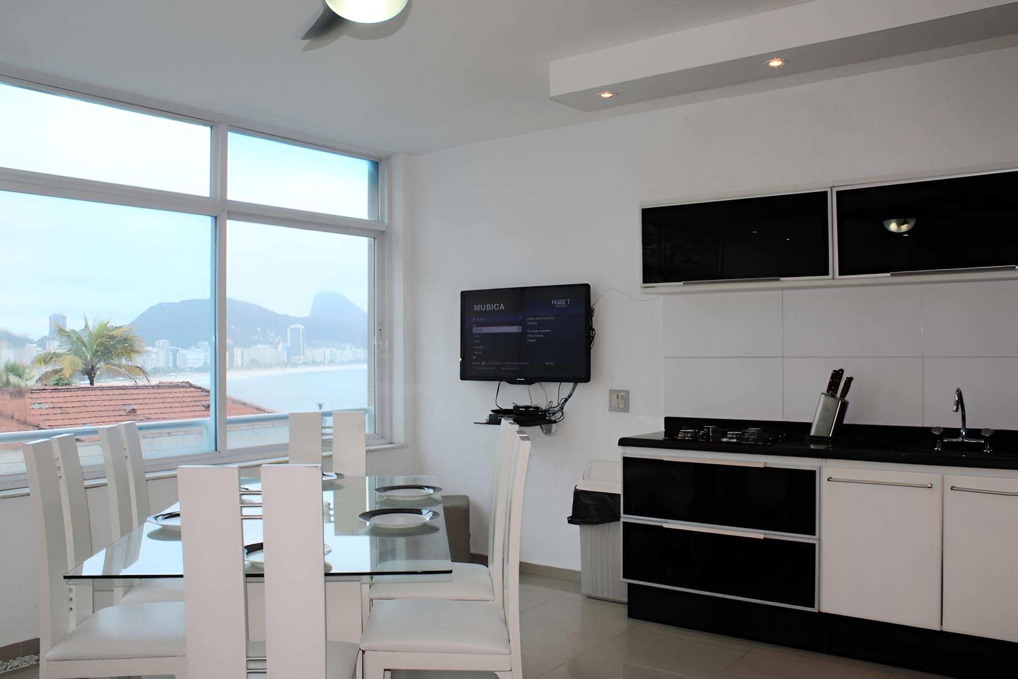 Pineapples F27 Copacabana Penthouse and Pool