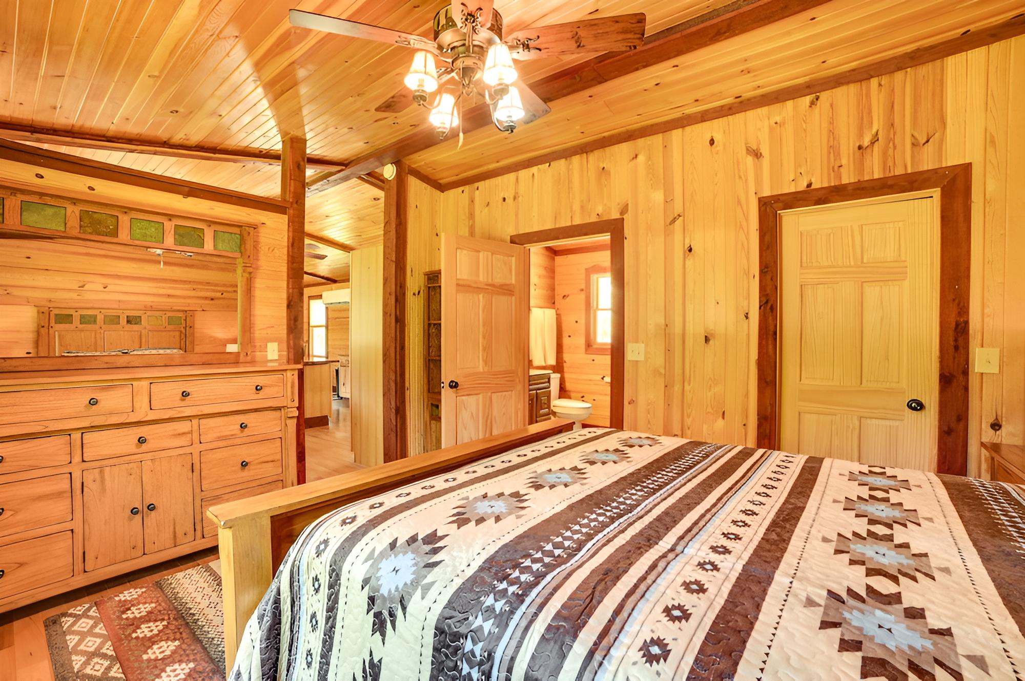 Cozy Cabin in Hardin ~ 1 Mi to Kentucky Lake!