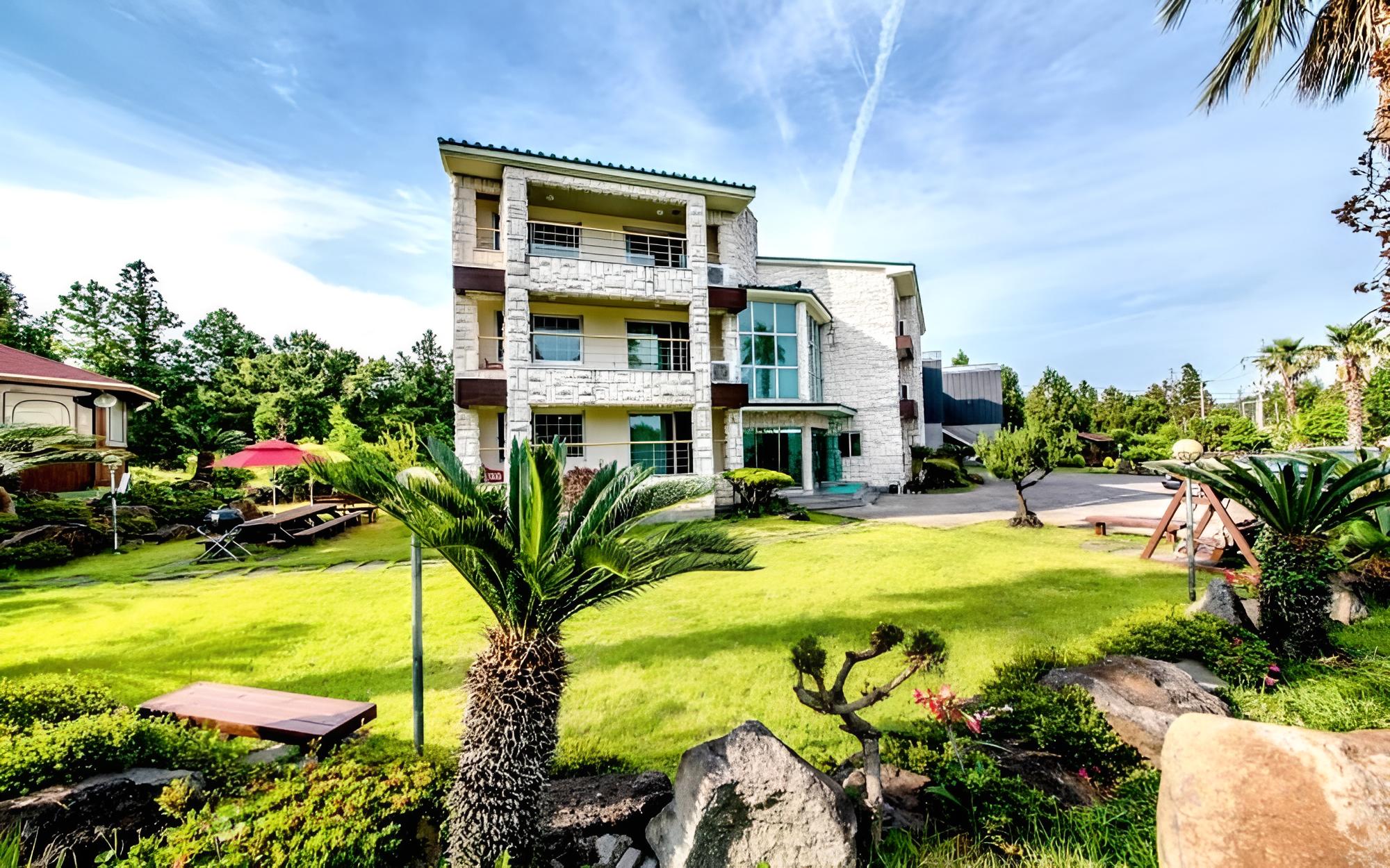 Seogwipo Jungmun Happy Sketch Pension