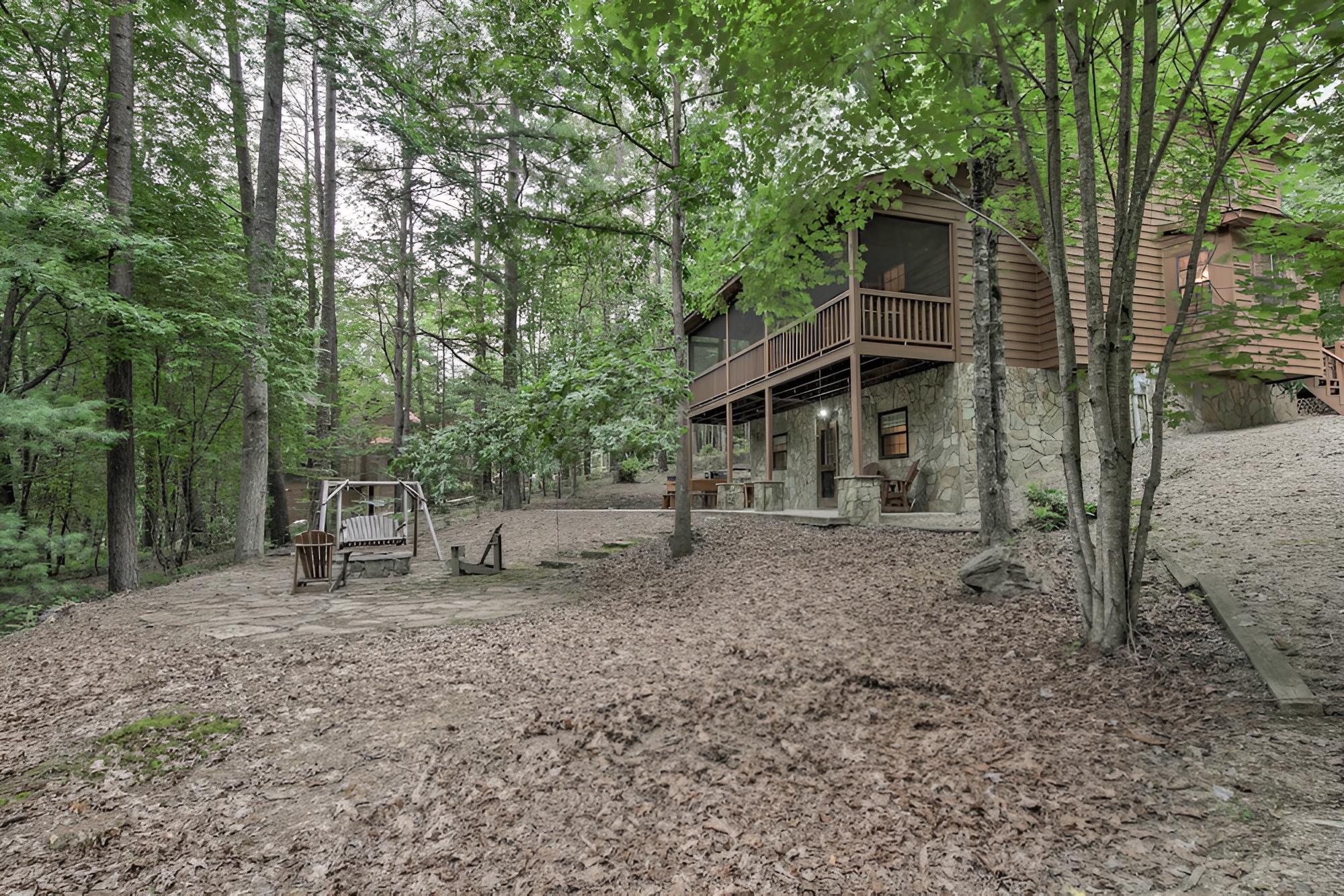 Woodsy Bear-a-dise w/ Hot Tub ~ 1 Mile to Lake