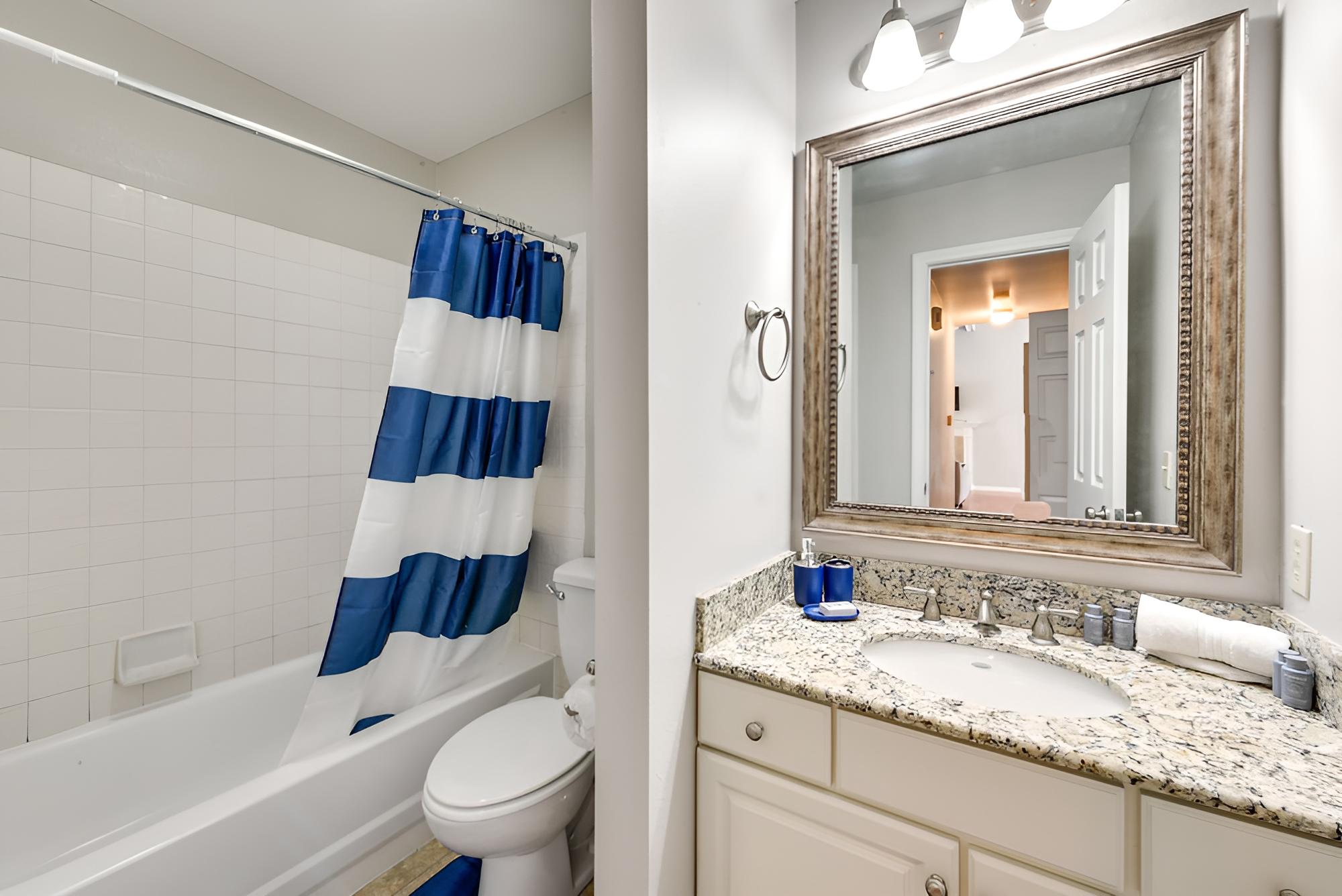 Baton Rouge Condo w/ Balcony, Fireplace & Pool!