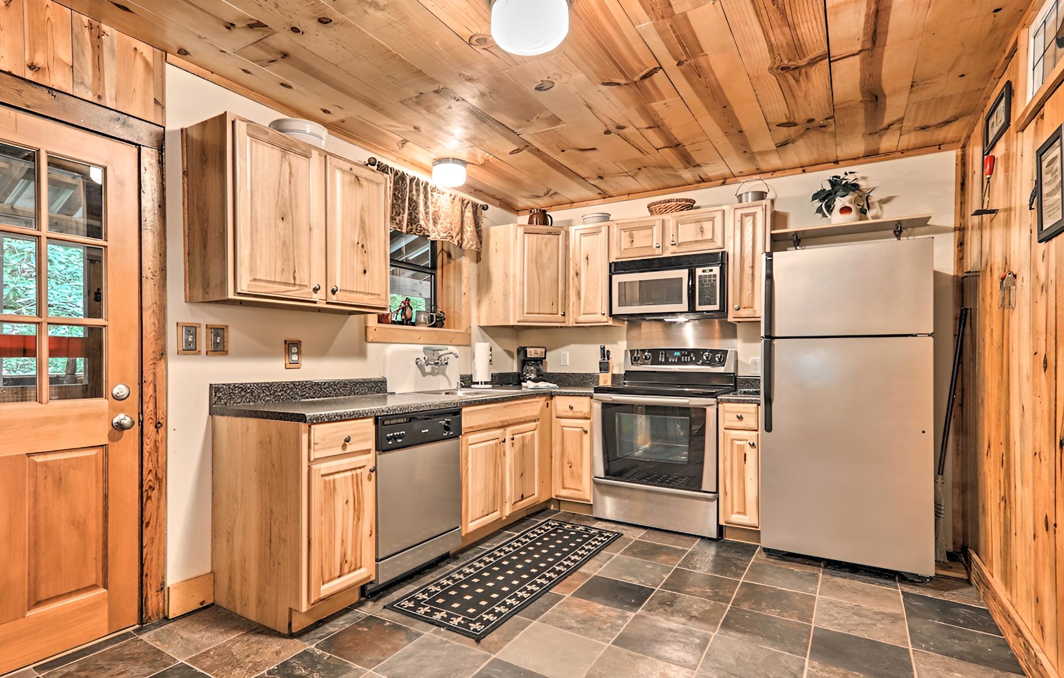 Creekside Smoky Mountain Paradise < 1 Mi to Hiking