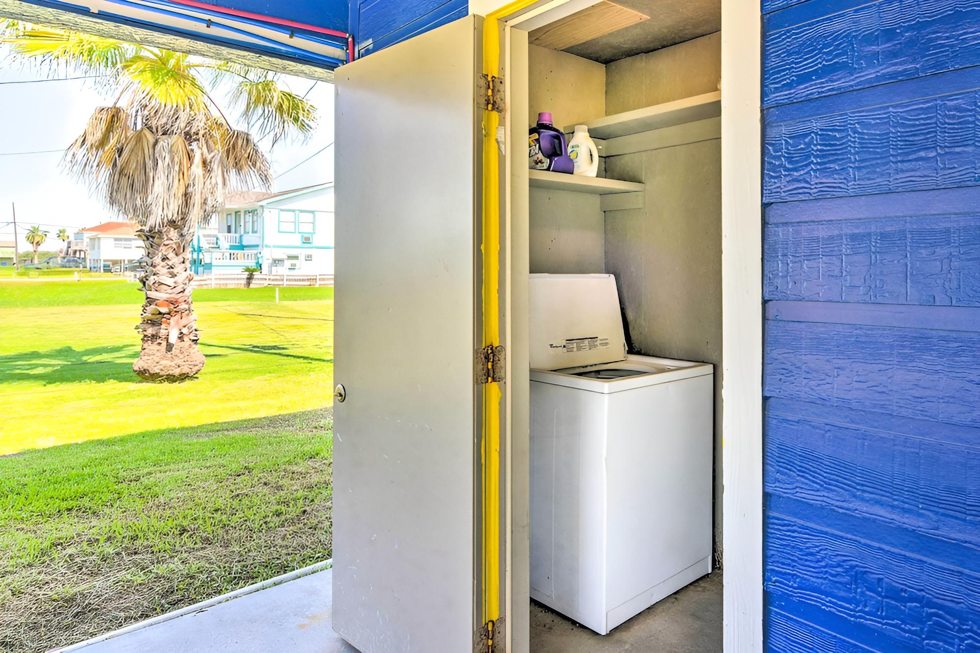 Vibrant Freeport Home: Walk to Sunny Beaches!