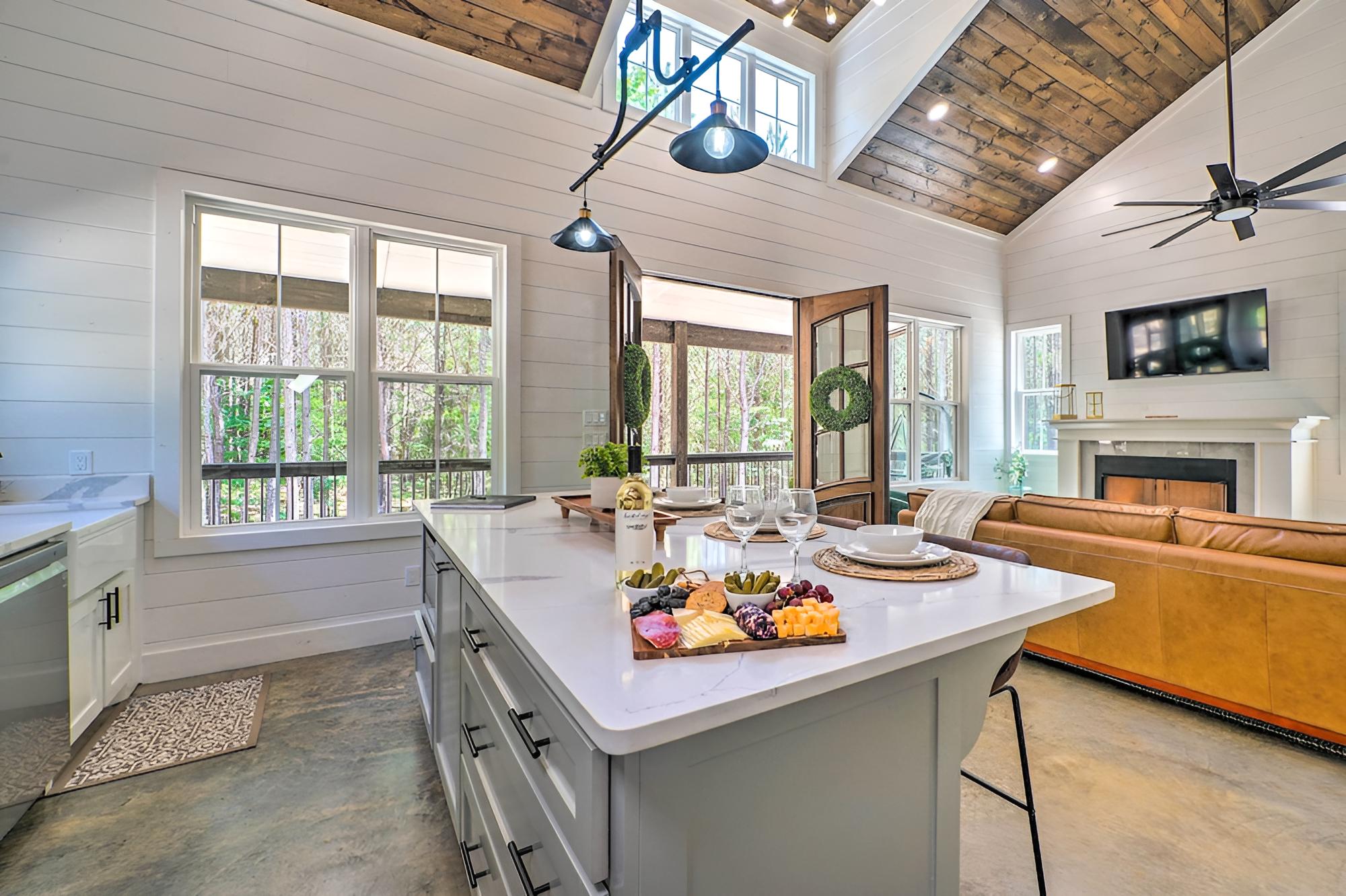 Upscale Broken Bow Cabin w/ Hot Tub + Trails!
