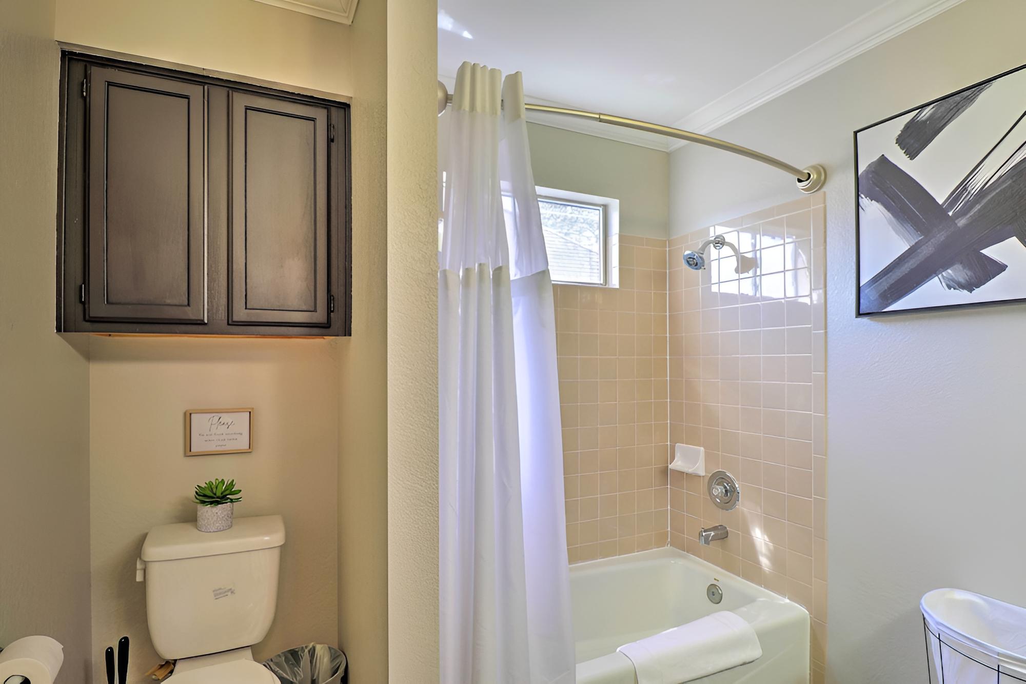 Austin Abode w/ Deck & Grill - 15 Mi to Dtwn!