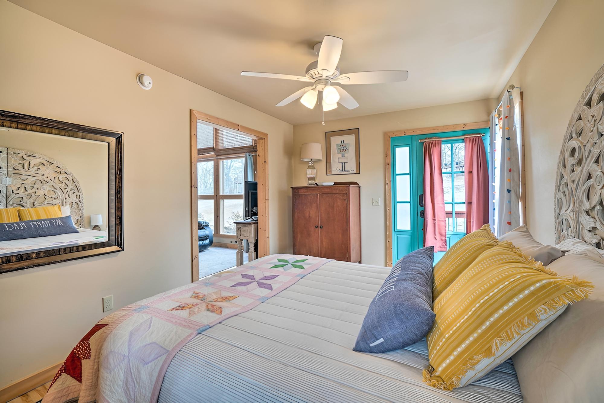 Quaint Diamond City Studio - Walk to Lake!