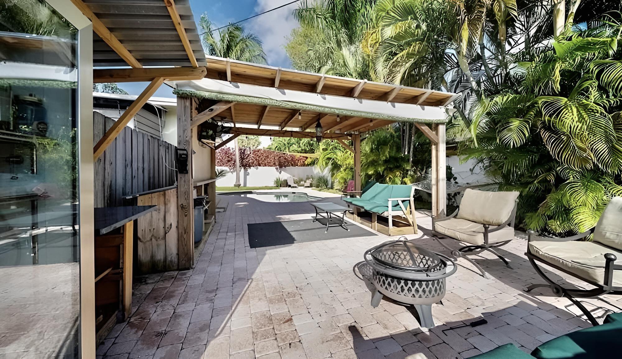 Tropical Oasis Fantastic 4 BD 3 BTH Home view 3
