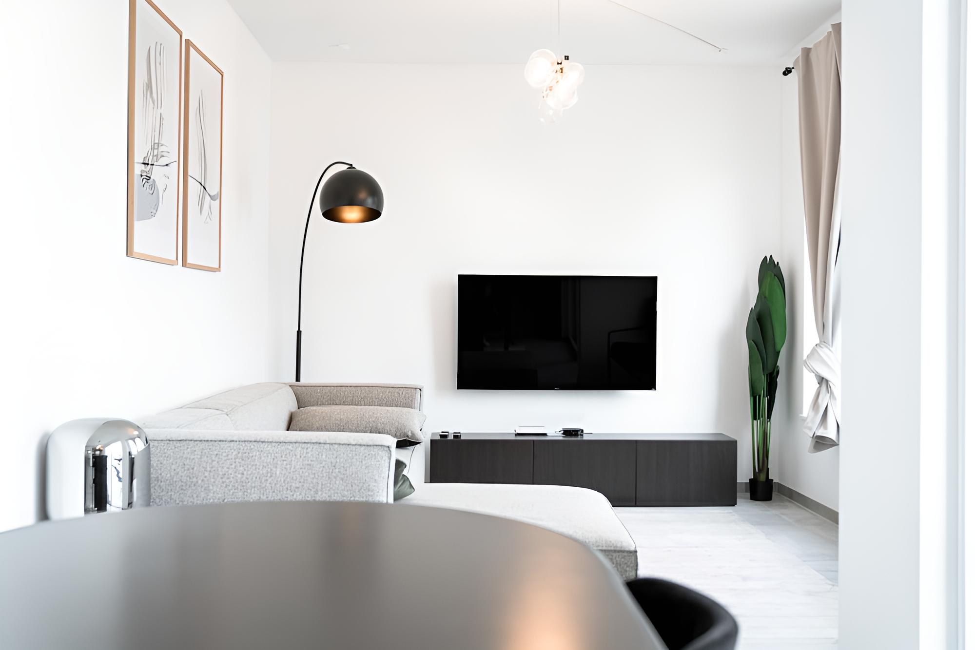 Lux 1BR: King Bed, Balcony, Near City Center