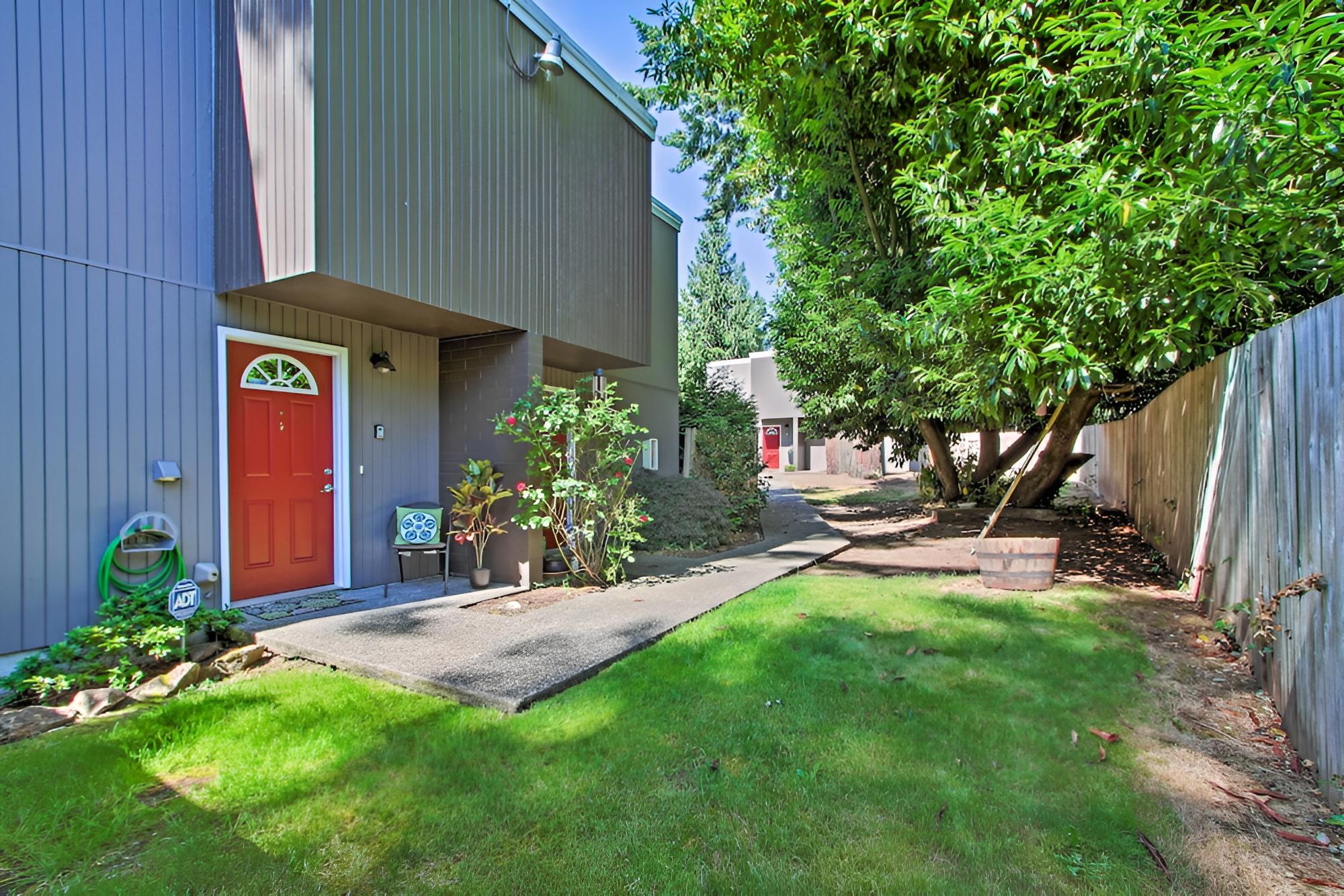 Townhome w/ Yard: 3 Mi to Camp Murray & Jblm