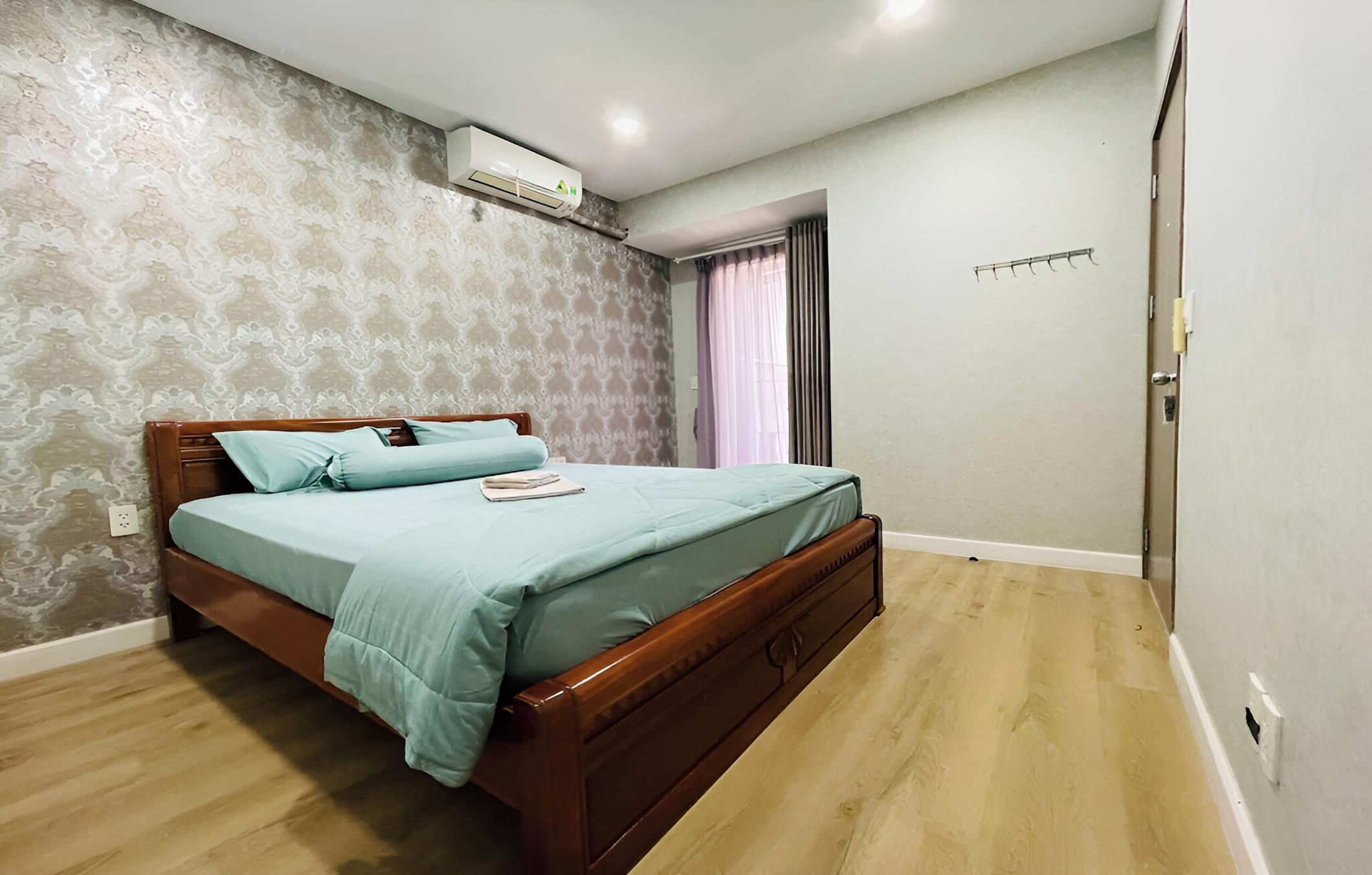 3 Bed Rooms Near Center