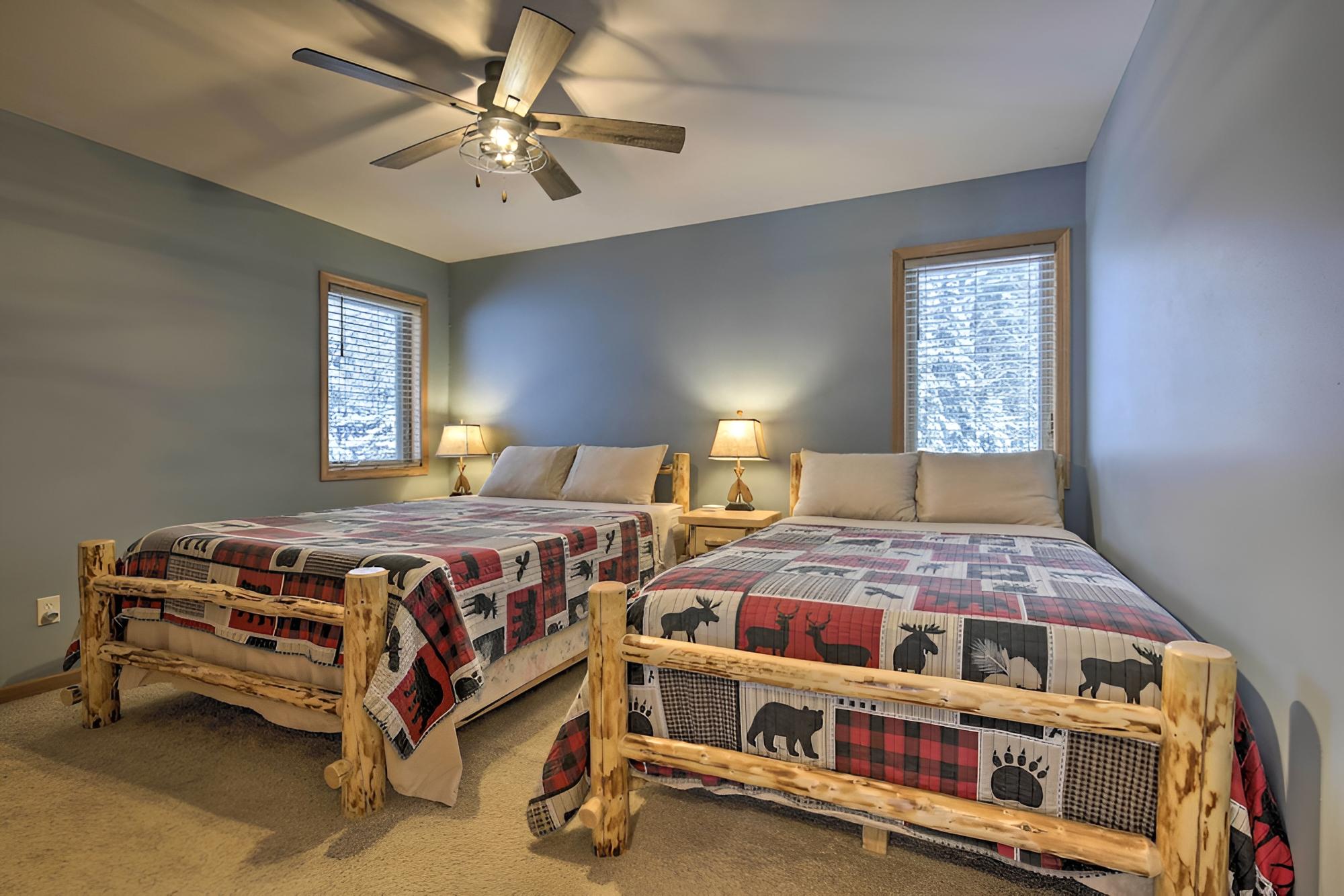 Cozy Eagle River Home w/ Paddleboard & 2 Kayaks!