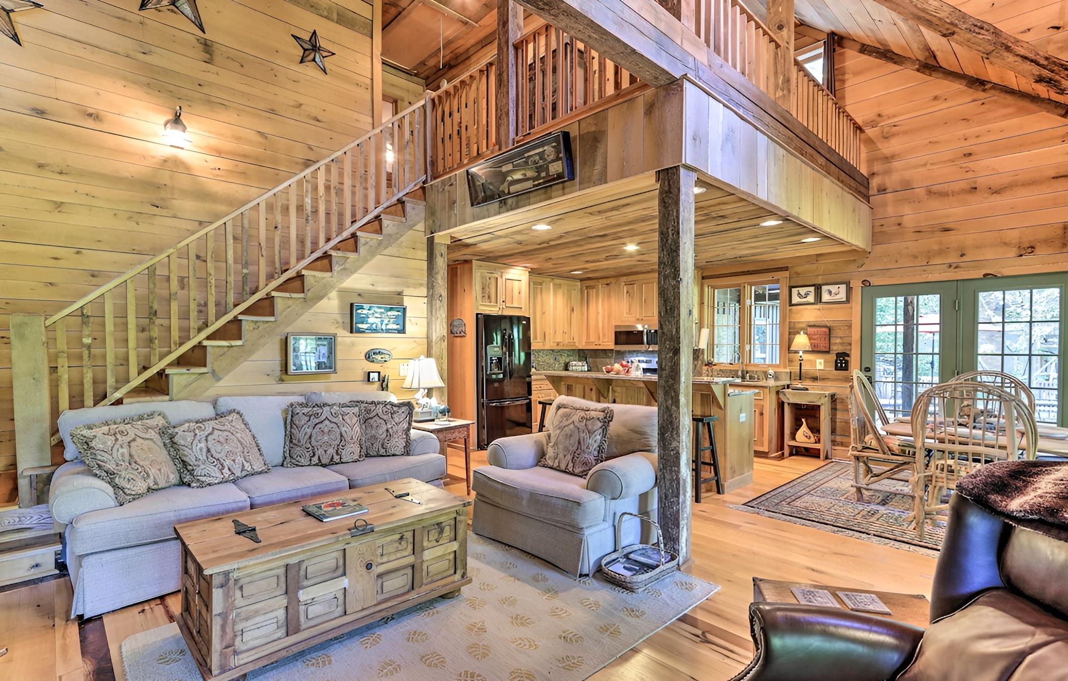 Cozy Brasstown Cabin: Deck, Grill + Kayaks!