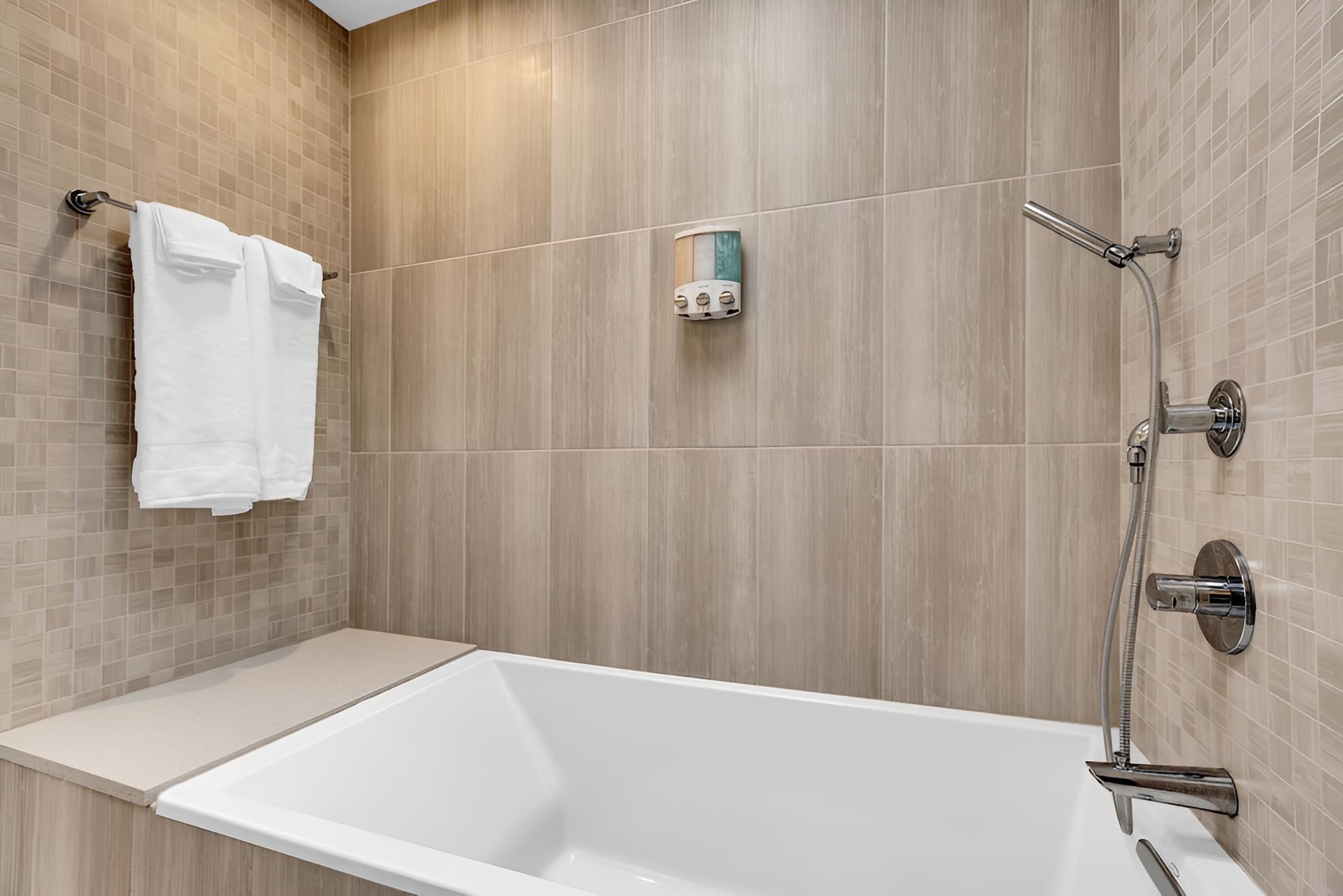 A Friendly Staycation - Downtown Condo Close to City Amenities