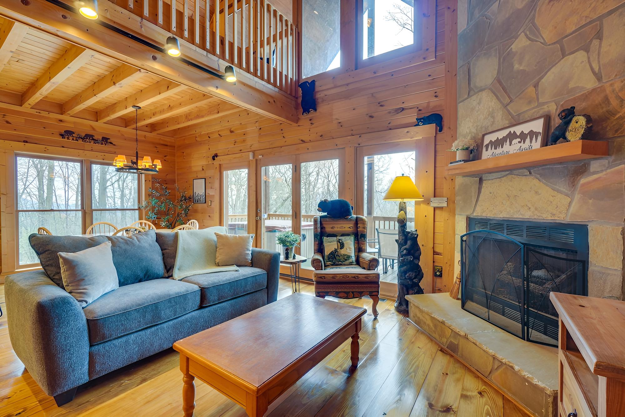 Gatlinburg Cabin: Hot Tub & Loft w/ Games!