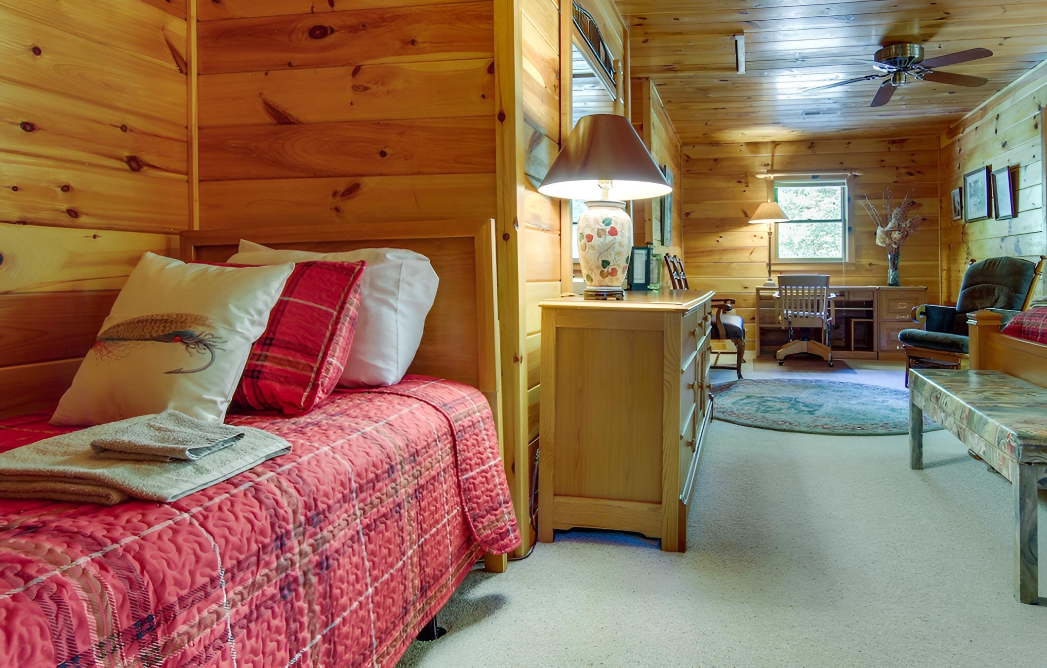 Secluded Rustic Cabin Next to South Toe River!