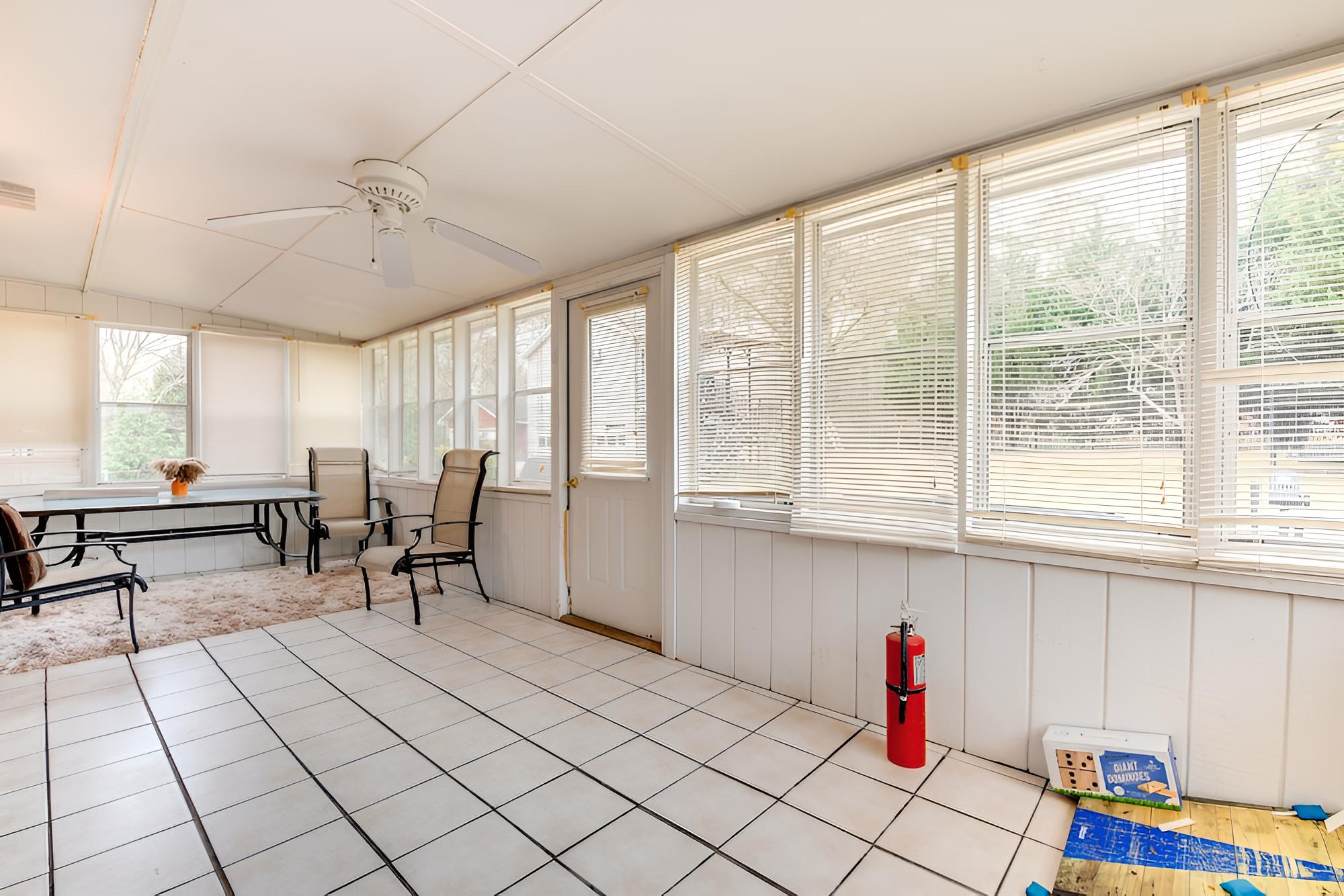 Cozy Austell Home w/ Sunroom - 4 Mi to Six Flags!