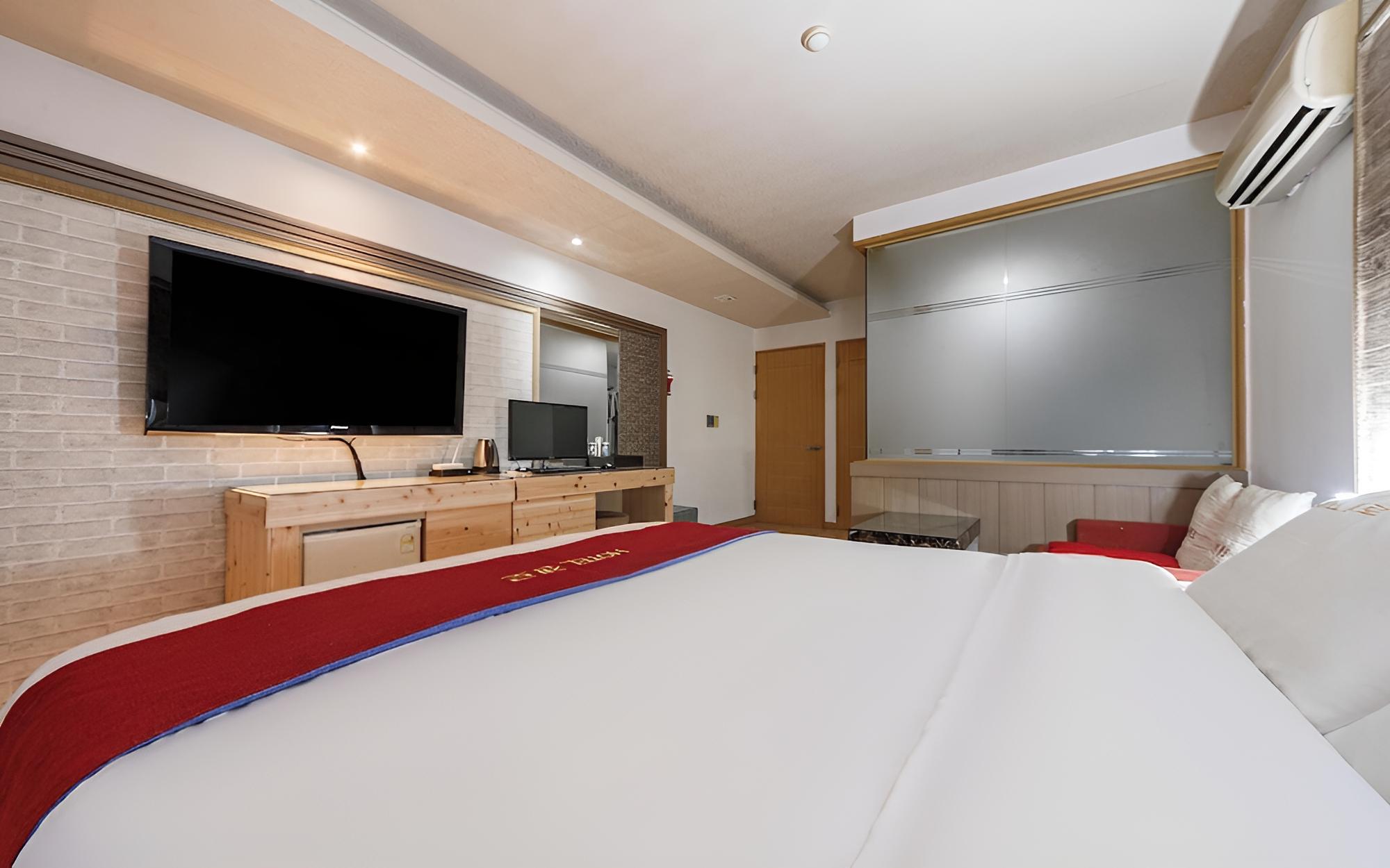 Gunsan Hotel Cello