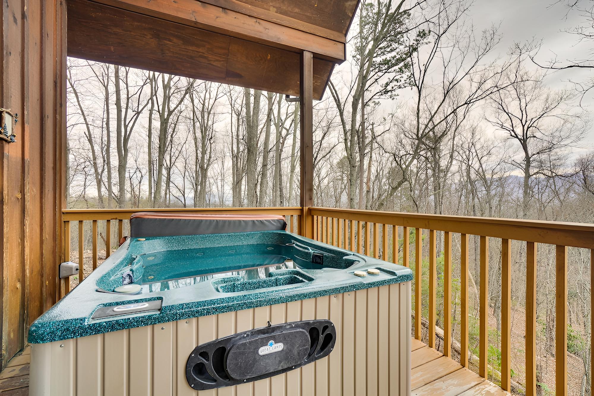 Gatlinburg Cabin: Hot Tub & Loft w/ Games!