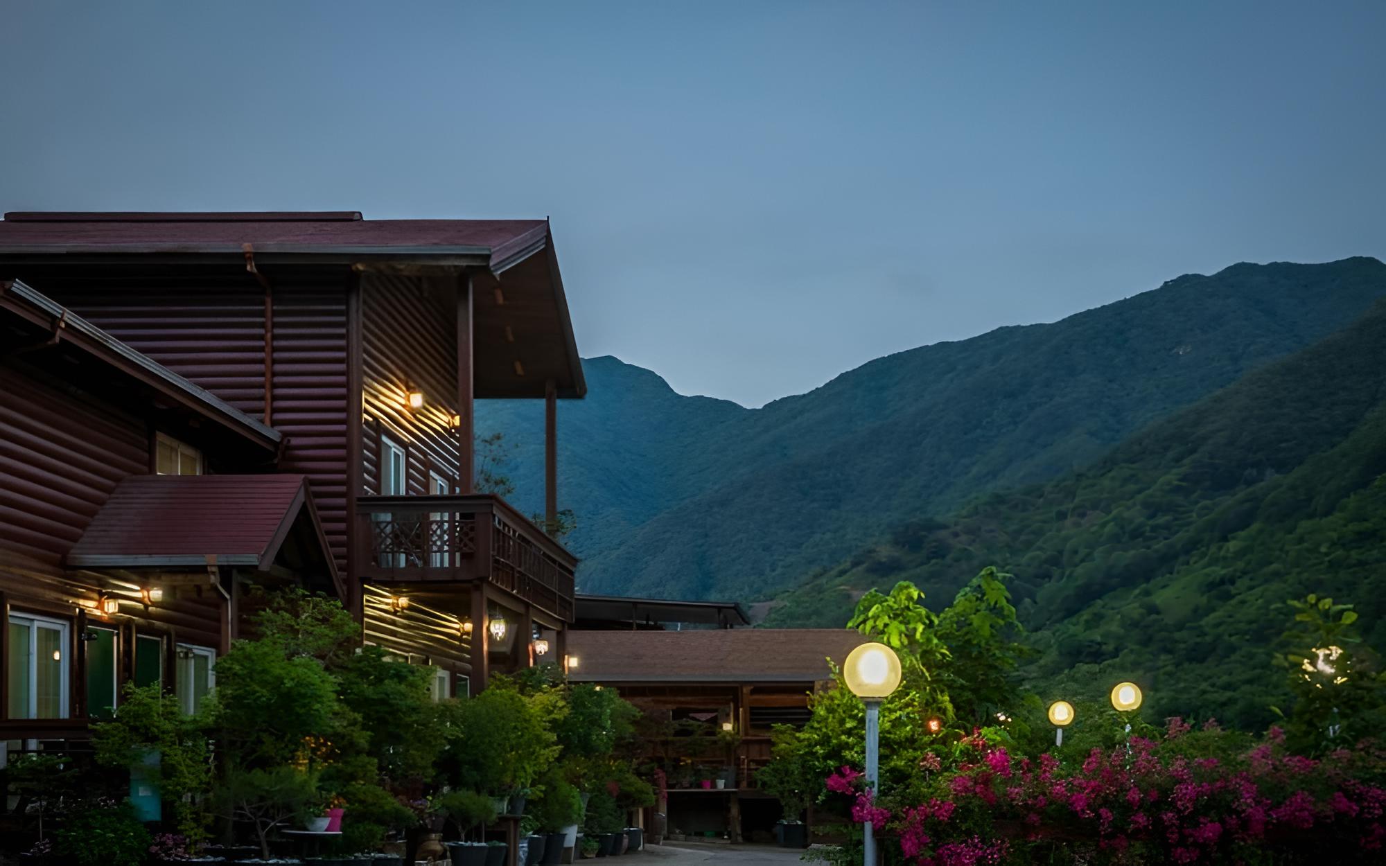 Gurye Jeonmangjoeunjip Pension