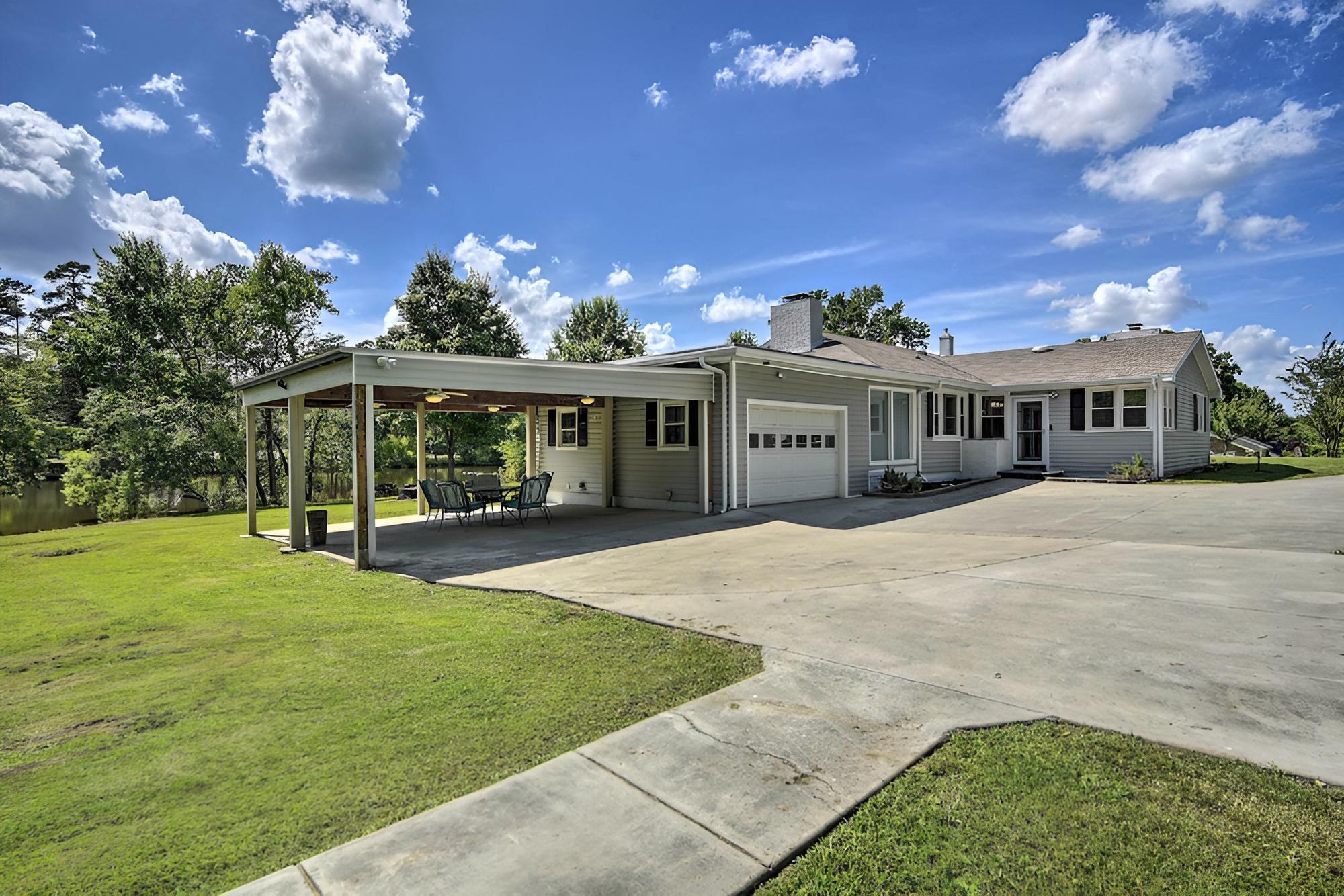 Serene Home on Pond - 5 Mi to Dtwn Greensboro