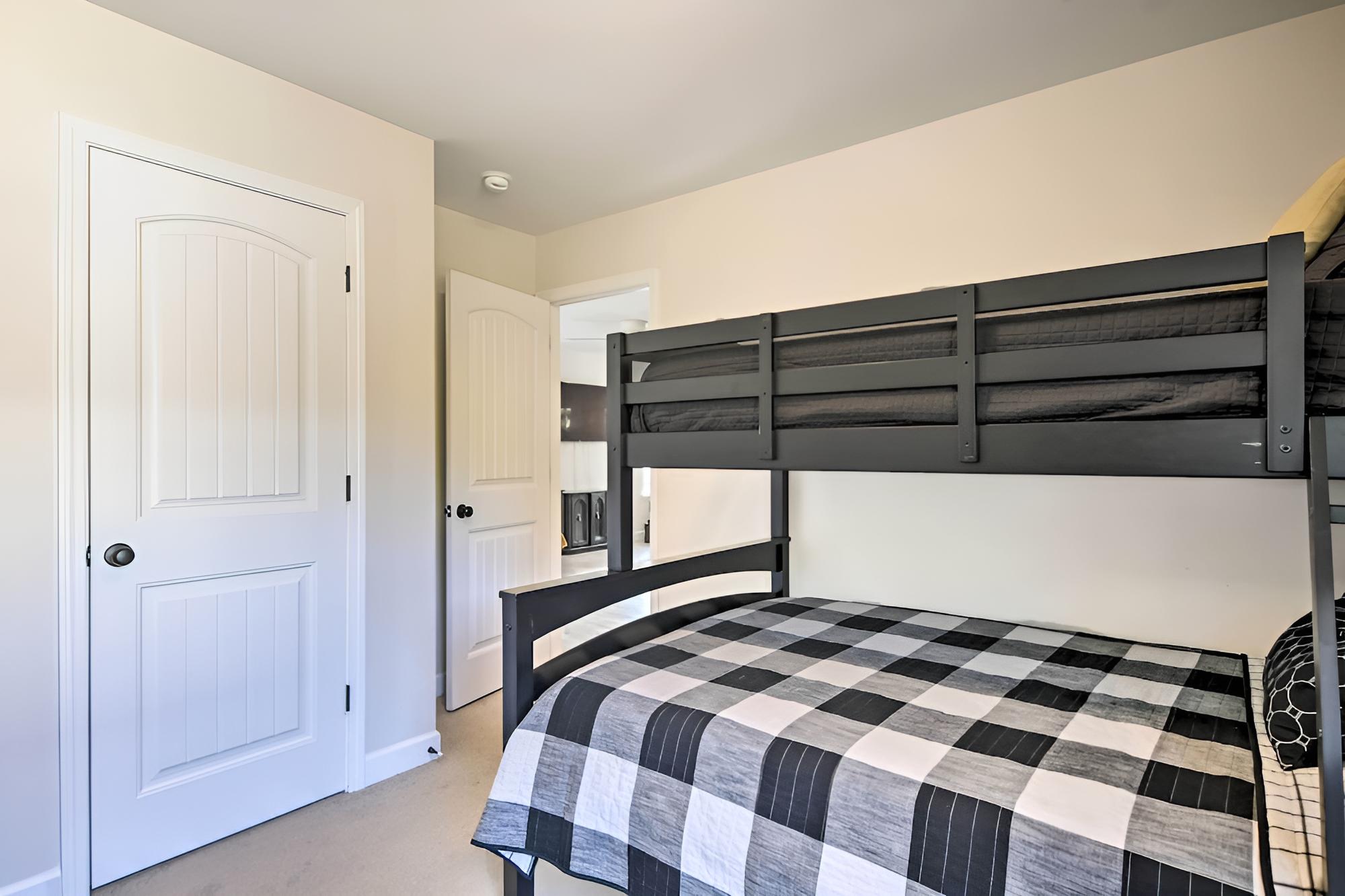 Family-friendly Greer Home w/ Balcony & Yard!