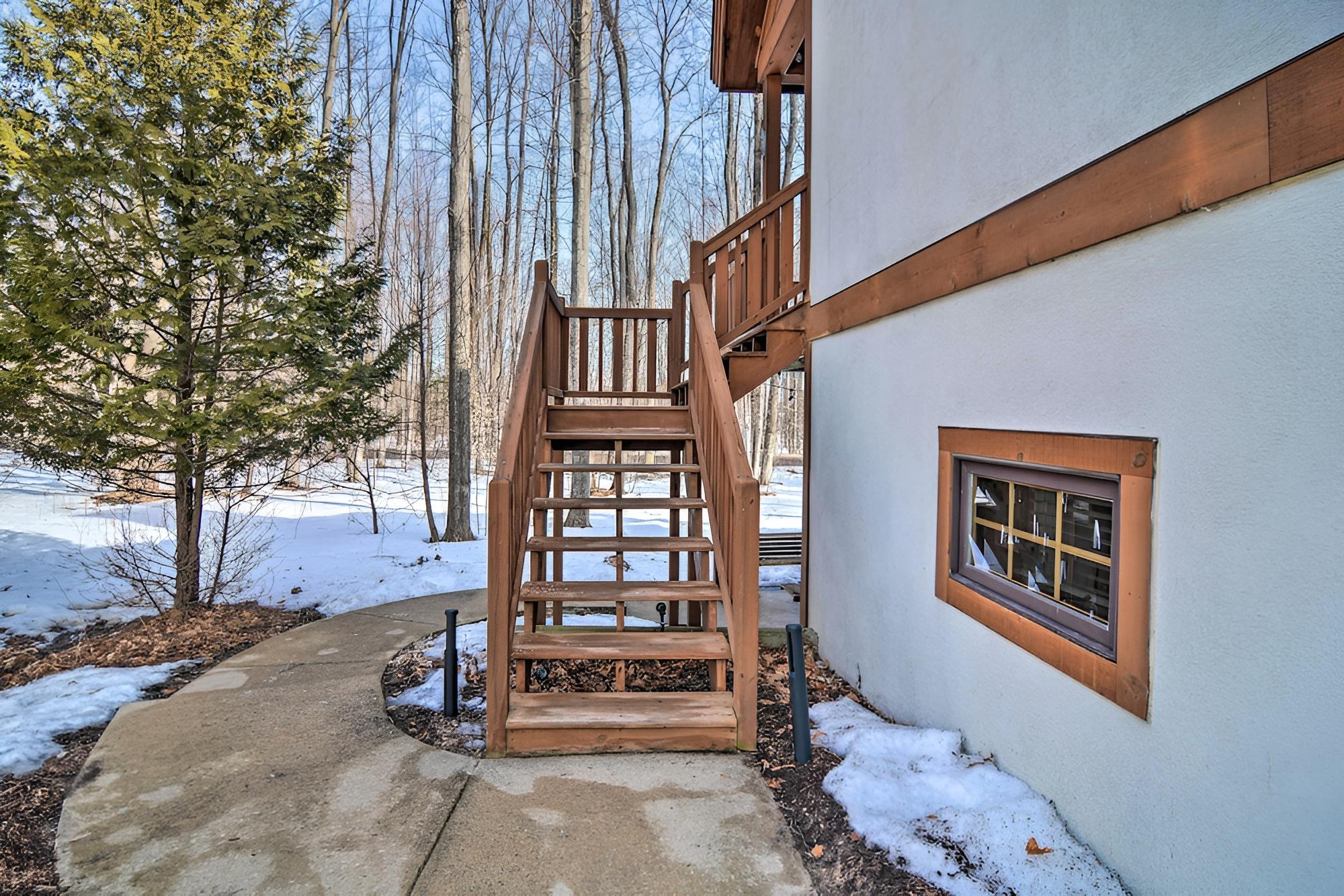 Cozy Boyne Falls Home - Walk to Slopes & Fairways!